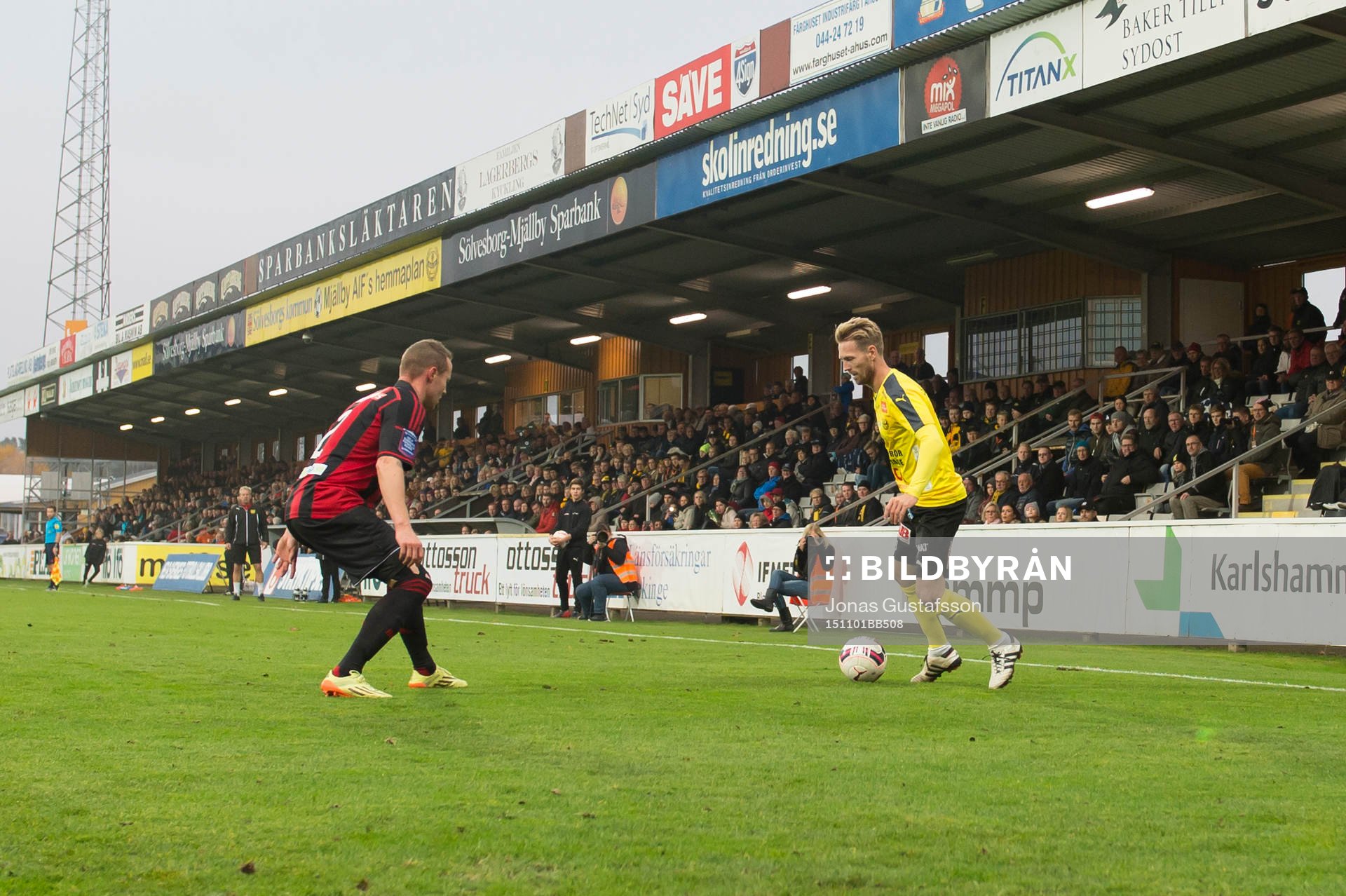 Mjällbys Christian Wilhelmsson i kamp om bollen