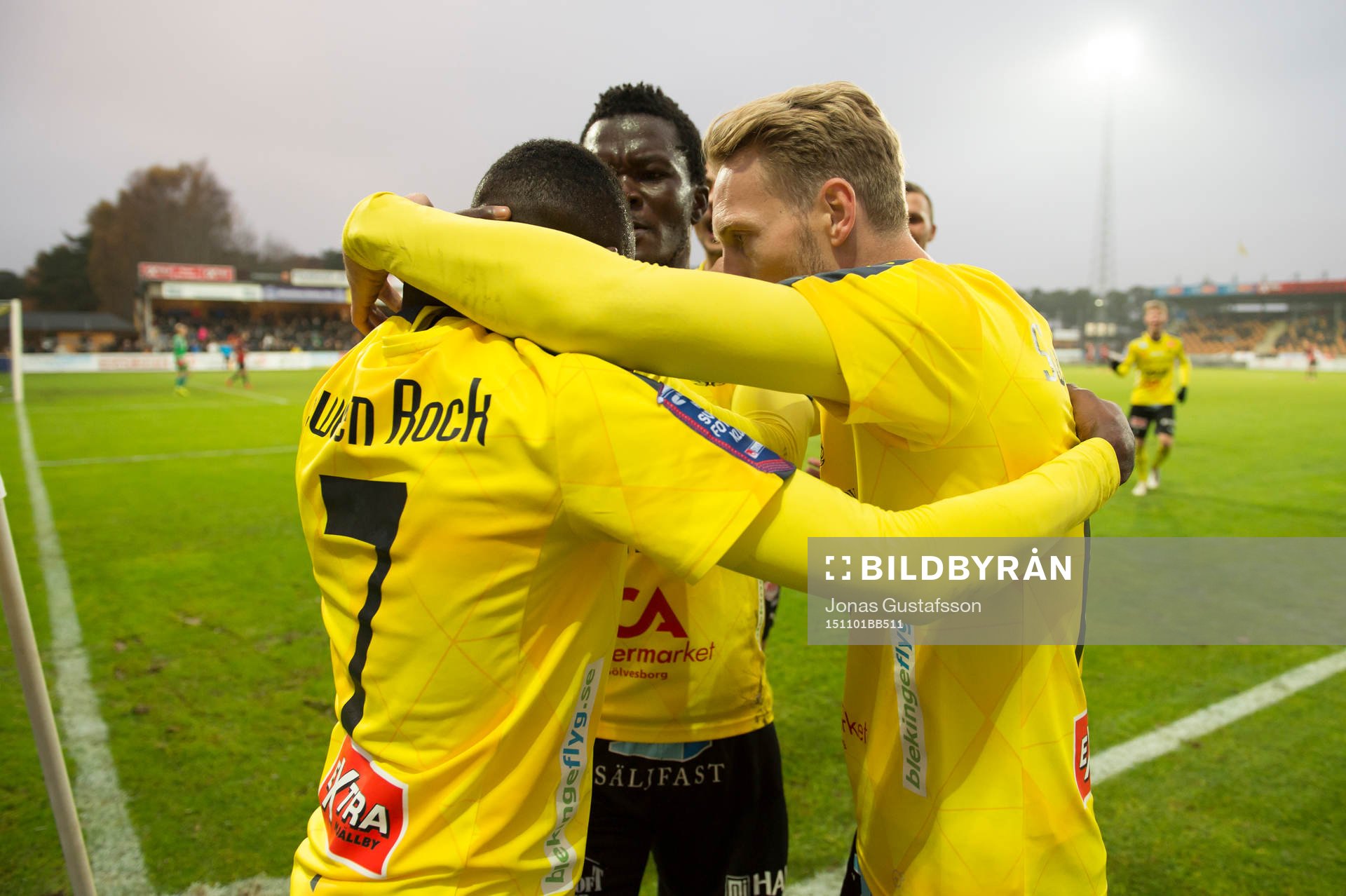 Mjällbys Lumala Abdu jublar efter att han gjort 2-0 till Mjällby under fotbollsmatchen i Superettan mellan Mjällby och Brommapojkarna den 1 November 2015 i Mjällby.