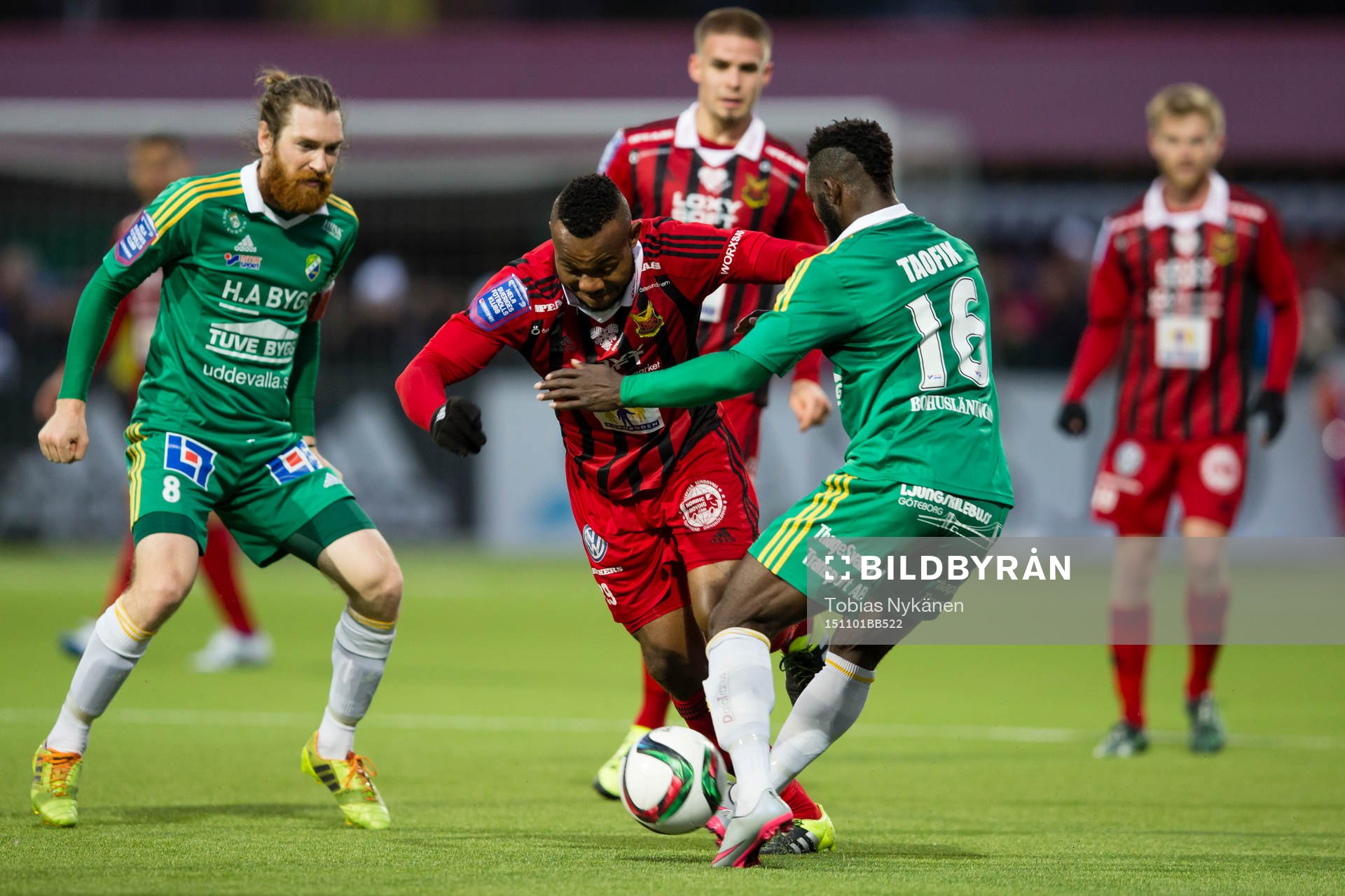Östersunds Michael Omoh tar sig förbi två stycken