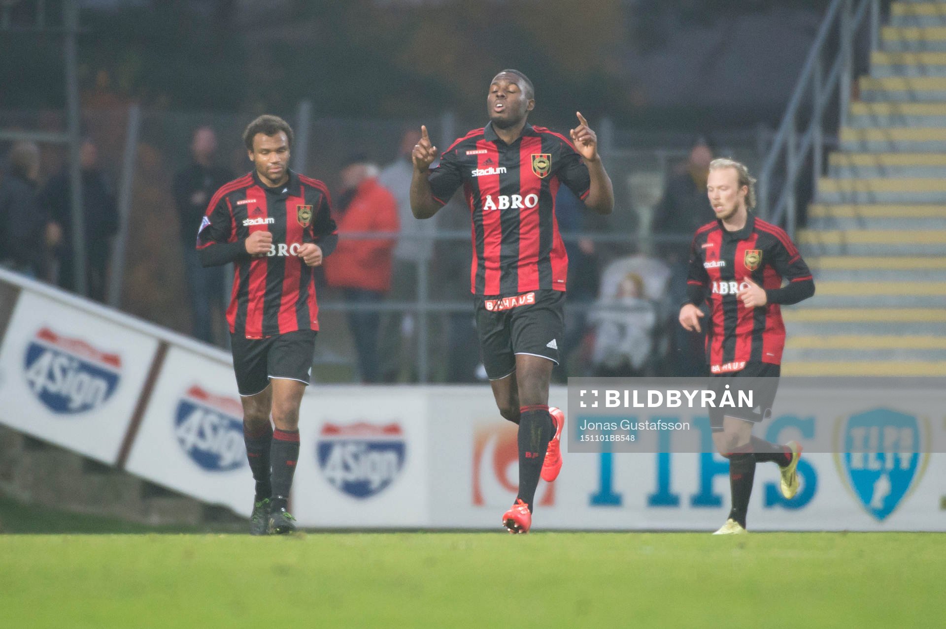 Brommapojkarnas Christian Kouakou jublar