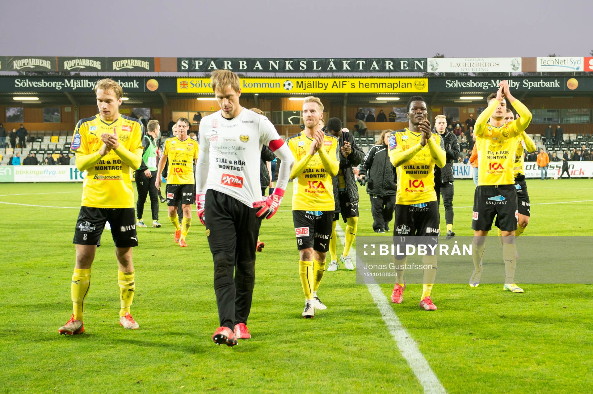 Mjällbys lag jublar