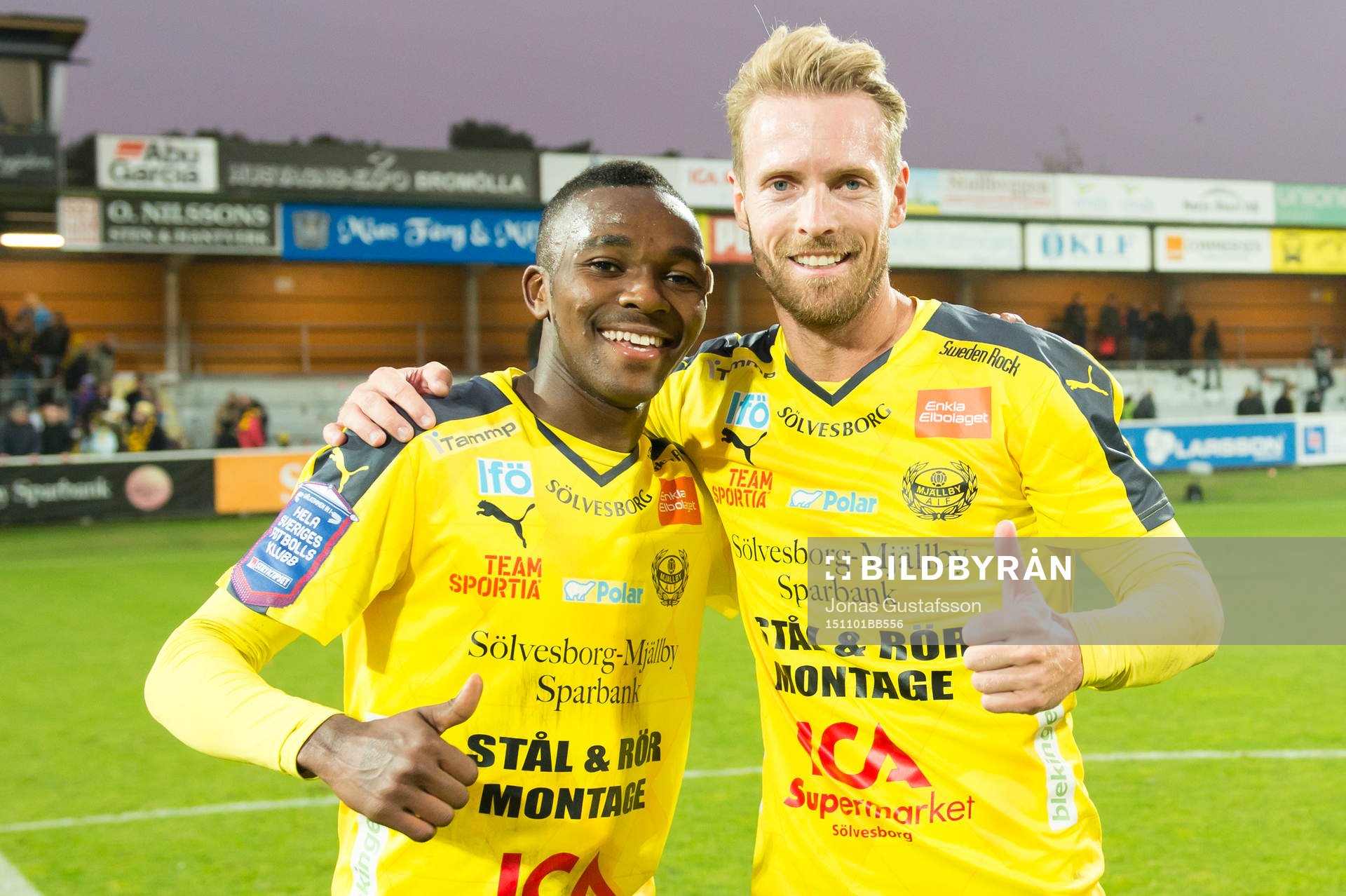 Mjällbys Lumala Abdu och Christian Wilhelmsson jublar