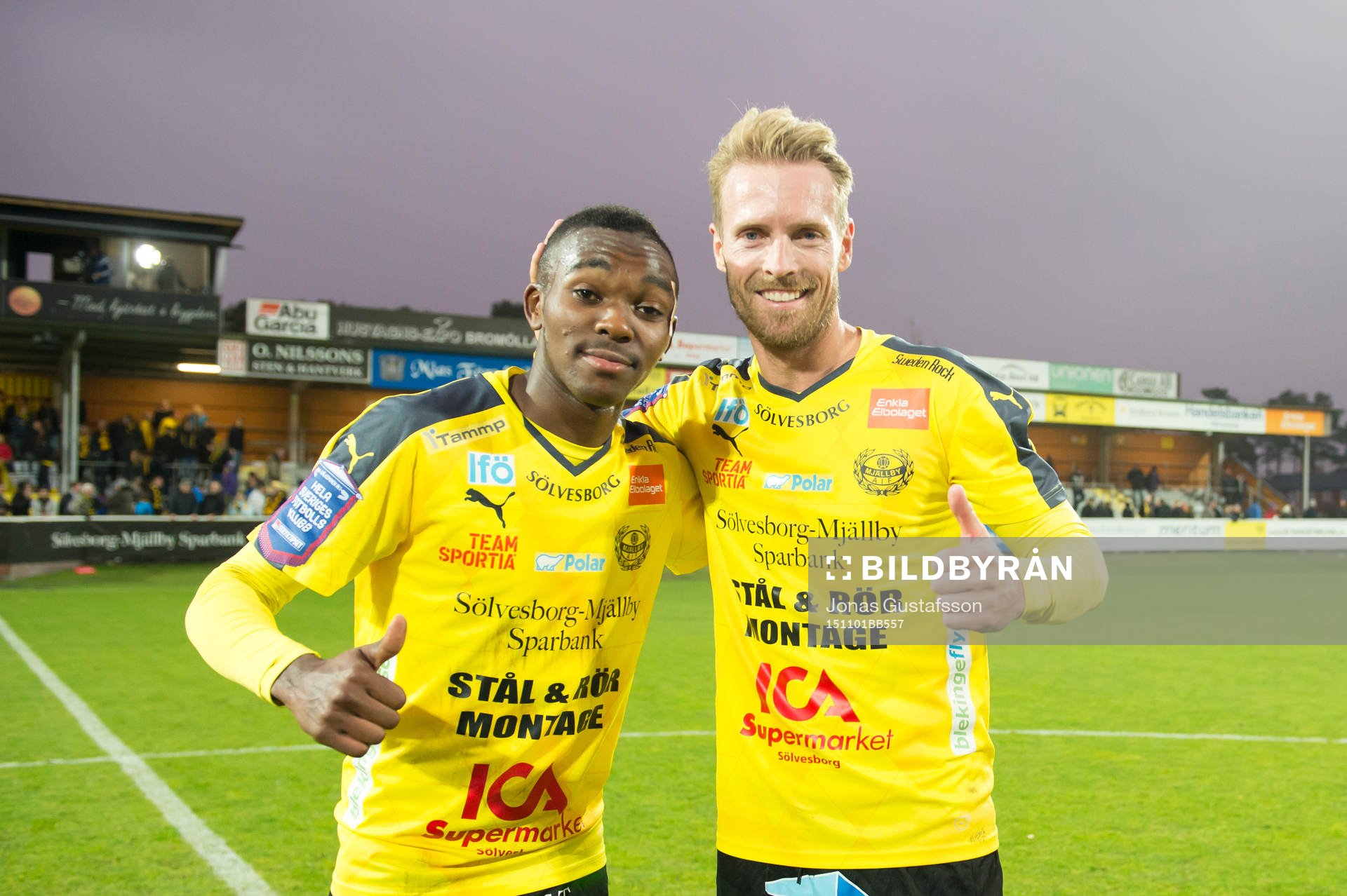 Mjällbys Lumala Abdu och Christian Wilhelmsson jublar