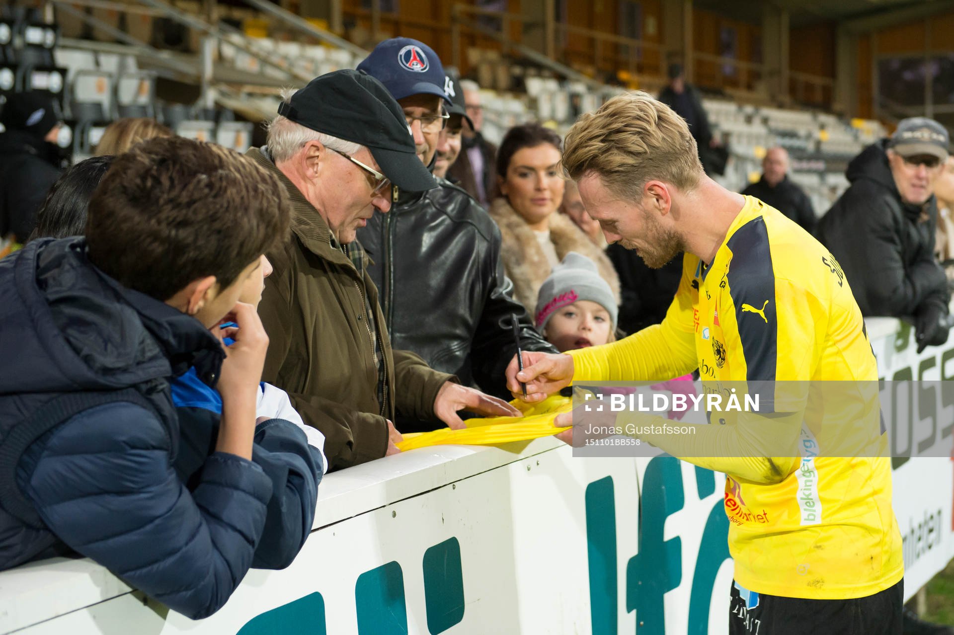 Mjällbys Christian Wilhelmsson skriver autografer