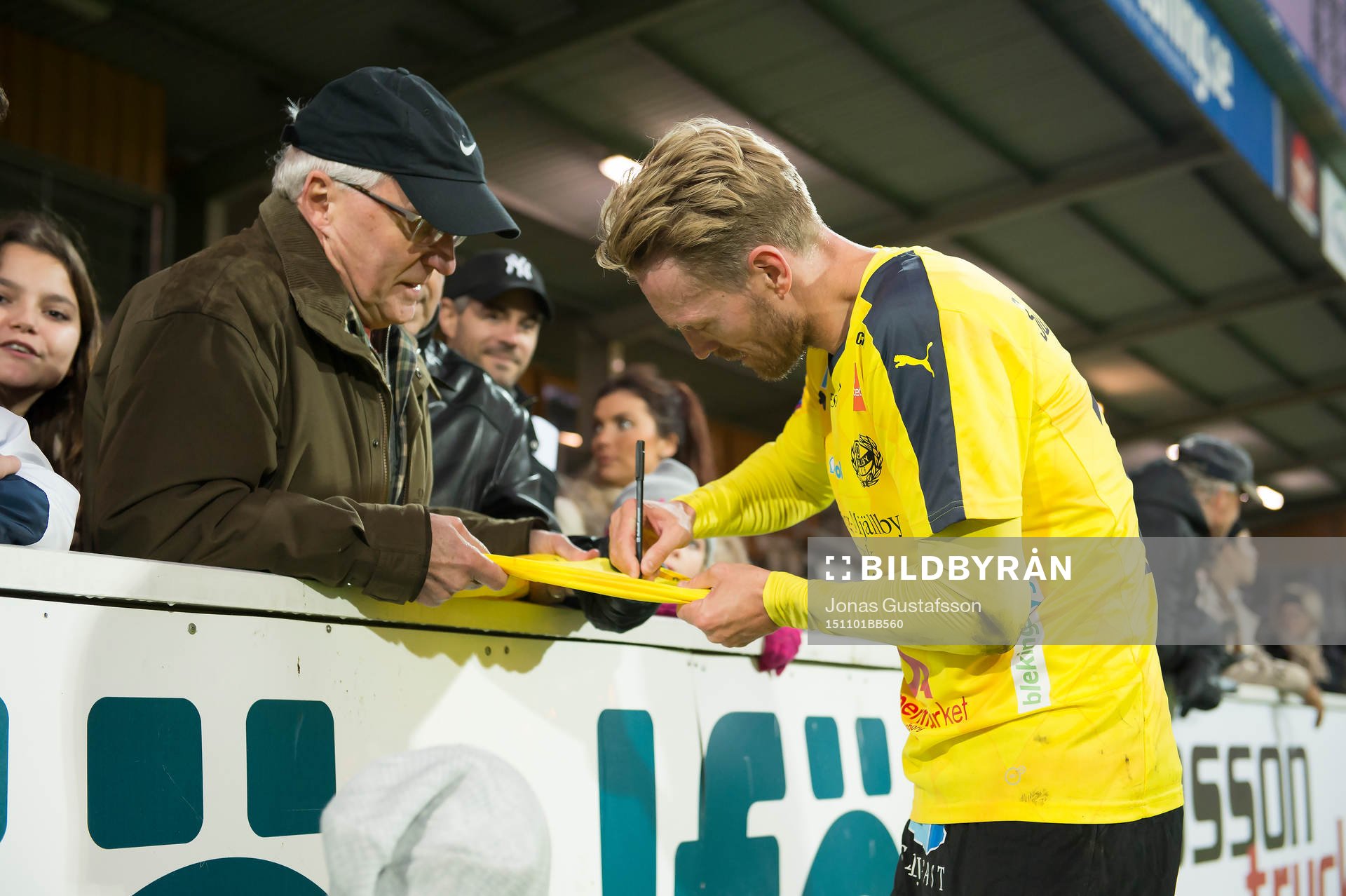 Mjällbys Christian Wilhelmsson skriver autografer