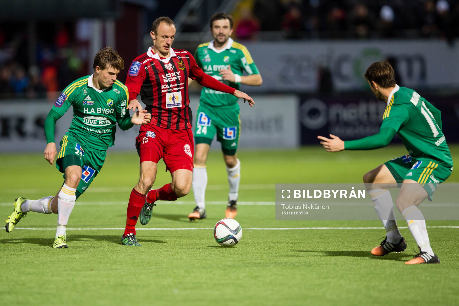 Östersunds Dragan Kapcevic mot Ljungskiles försvar