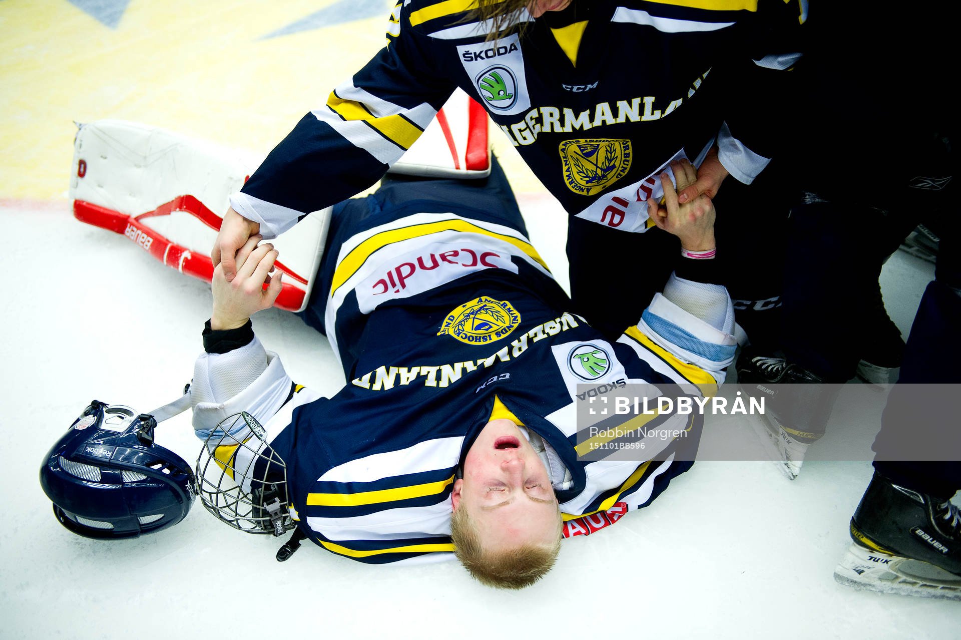 Ångermanlands målvakt Lucas Jägbring jublar