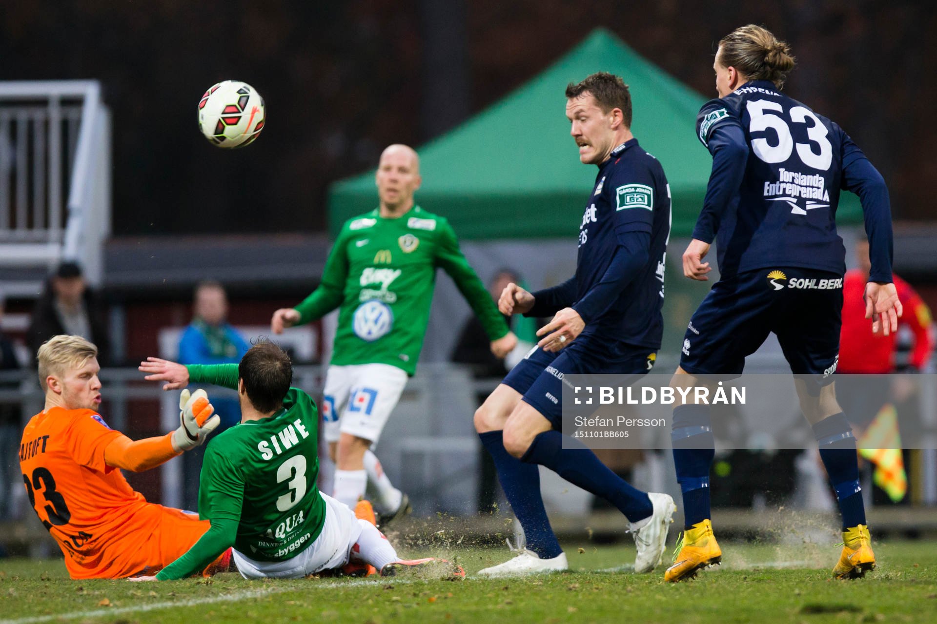 Jönköpings målvakt Anton Cajtoft och Tom Siwe stoppar