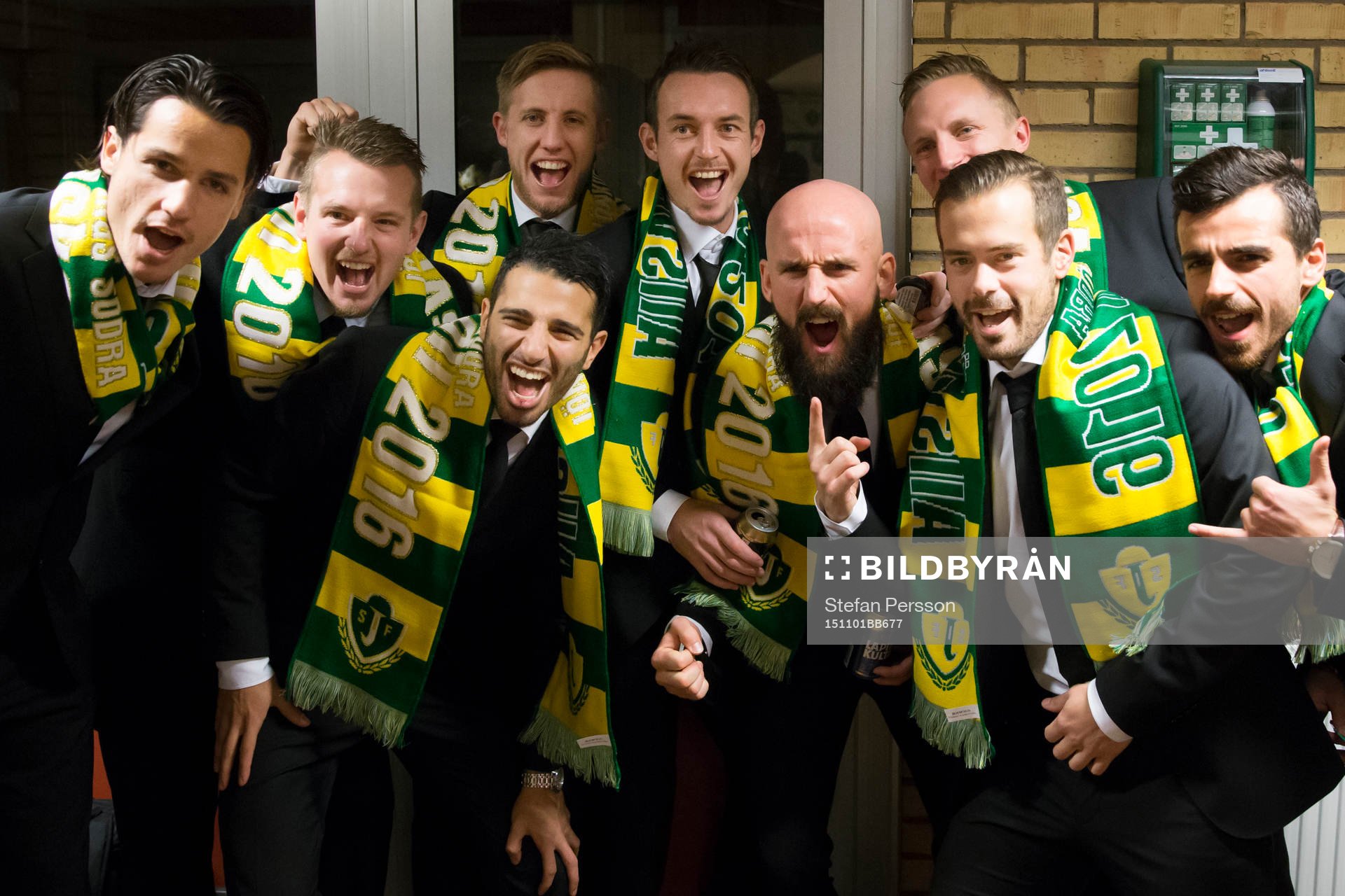 Jönköpings Damir Mehic, Mikael Axelsson, Jesper Svensson (bakom), André Calisir, Daryl Smylie, Tobias Nilsson, Joakim Karlsson (bakom), Fredric Fendrich och Liridon Silka jublar efter fotbollsmatchen i Superettan mellan Jönköping och Utsikten den 1 november 2015 i Jönköping.