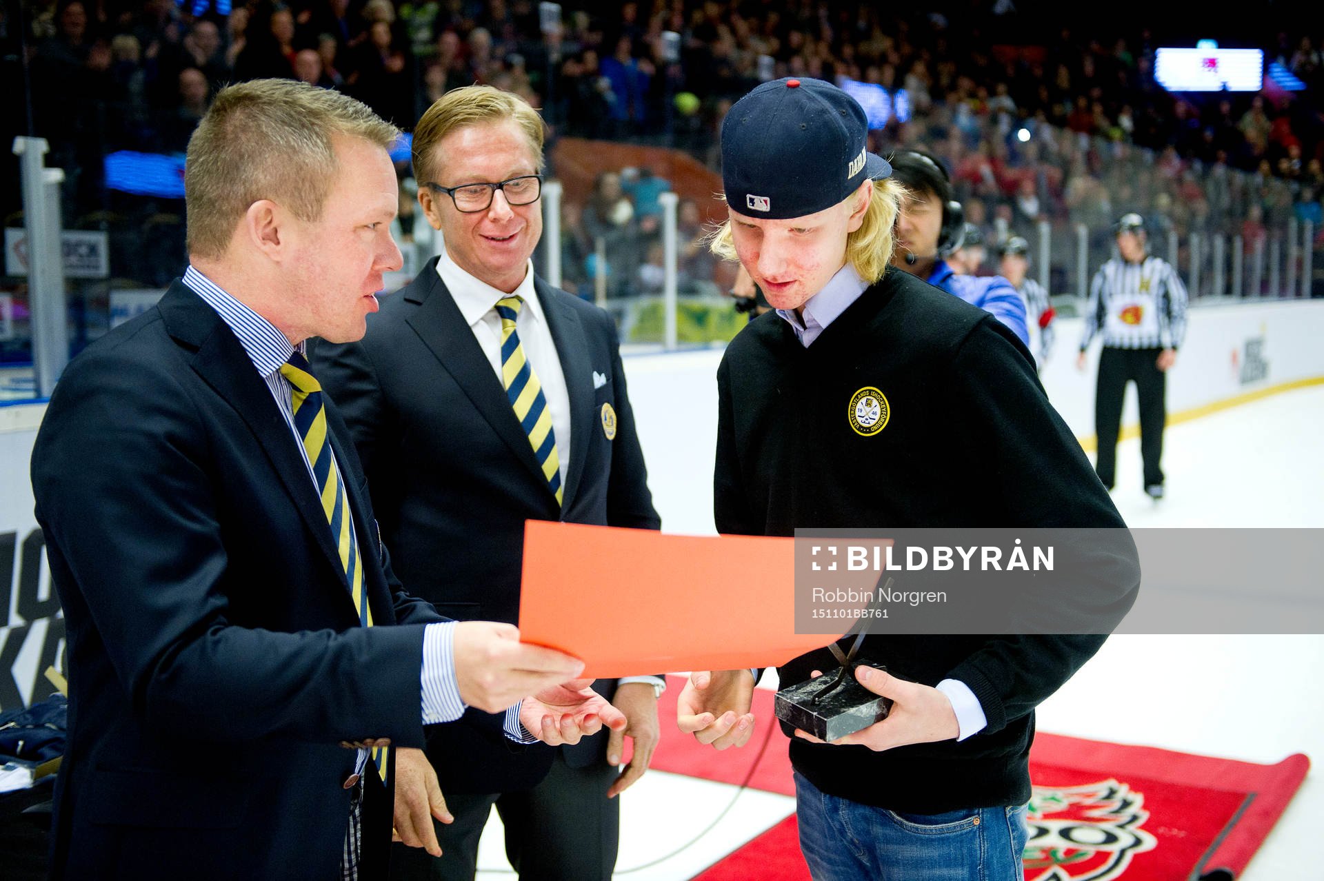 Västergötlands Rasmus Dahlin tar emot Lillstrimmas