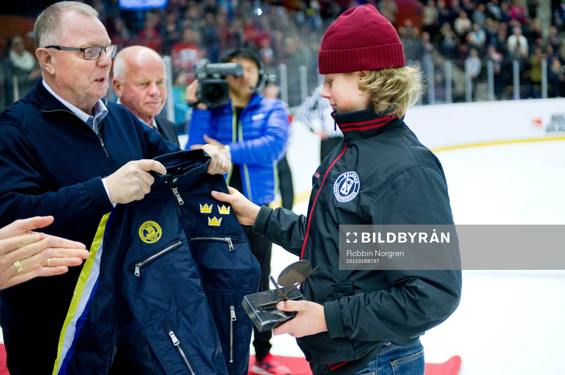Dalarnas Adam Boqvist tar emot Skodas pris för MVP
