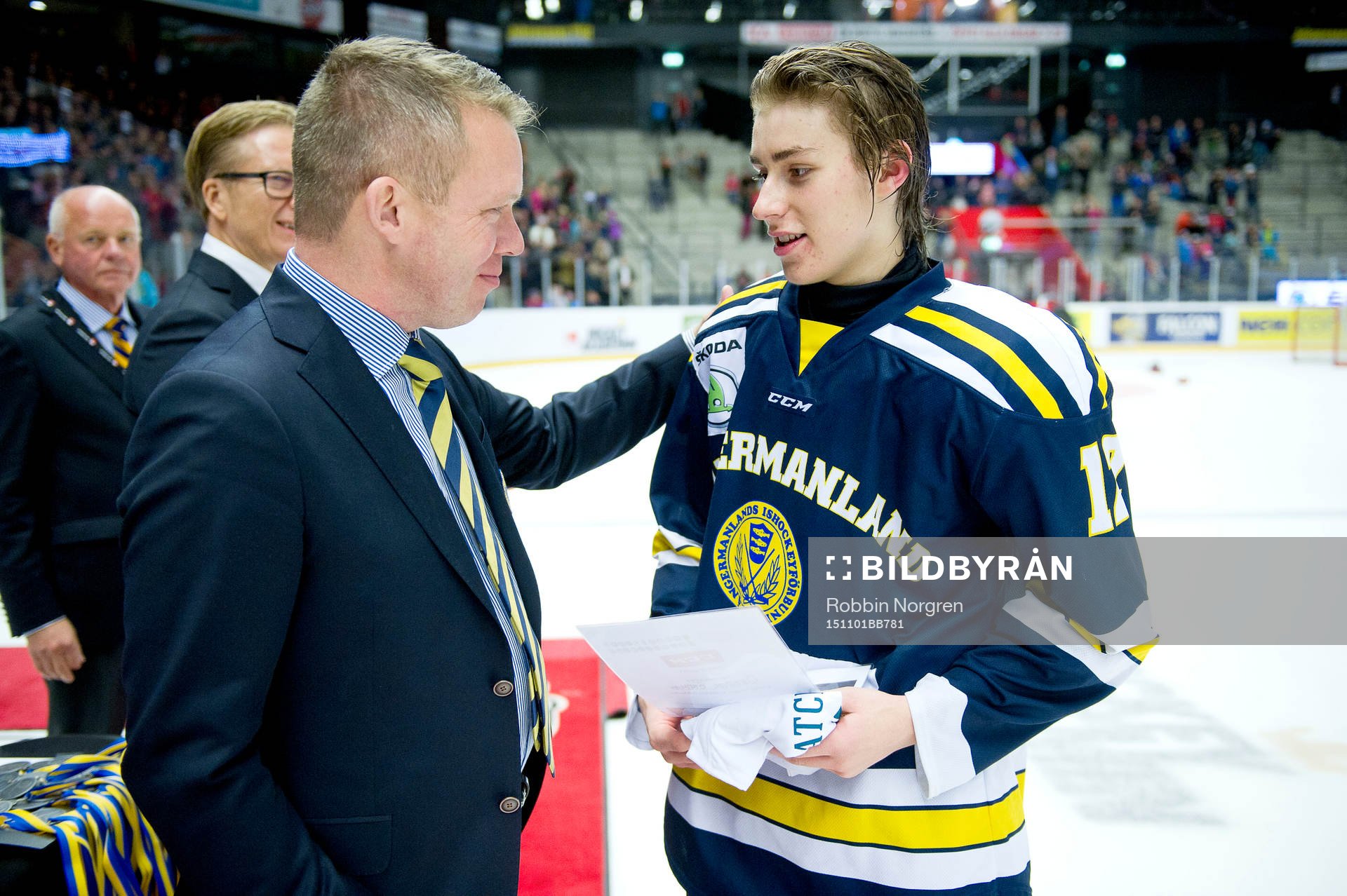 Ångermanlands Jesper Östman tar emot pris för matchens