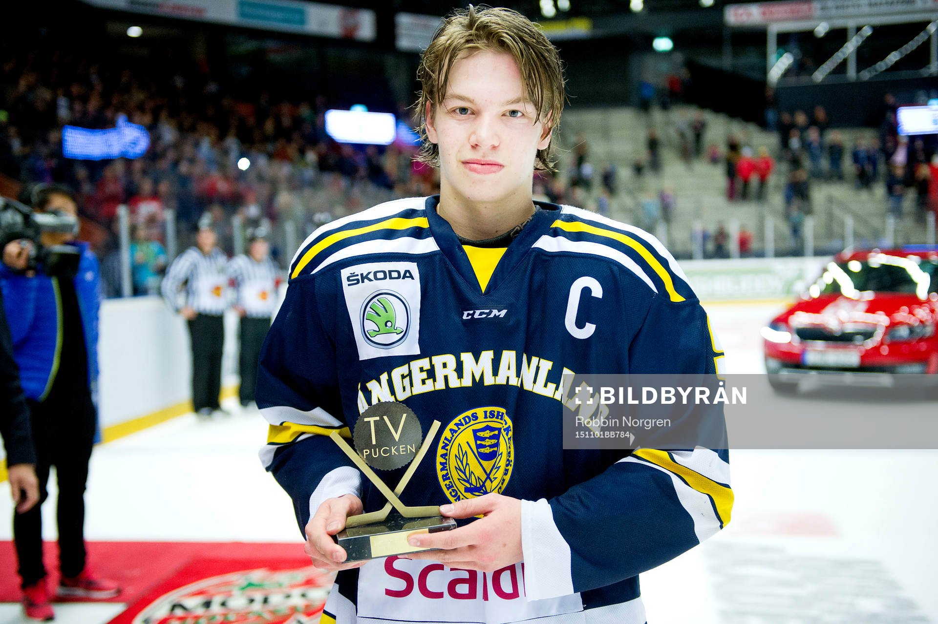 Ångermanlands Lukas Wernblom tar emot Sven Tumbas