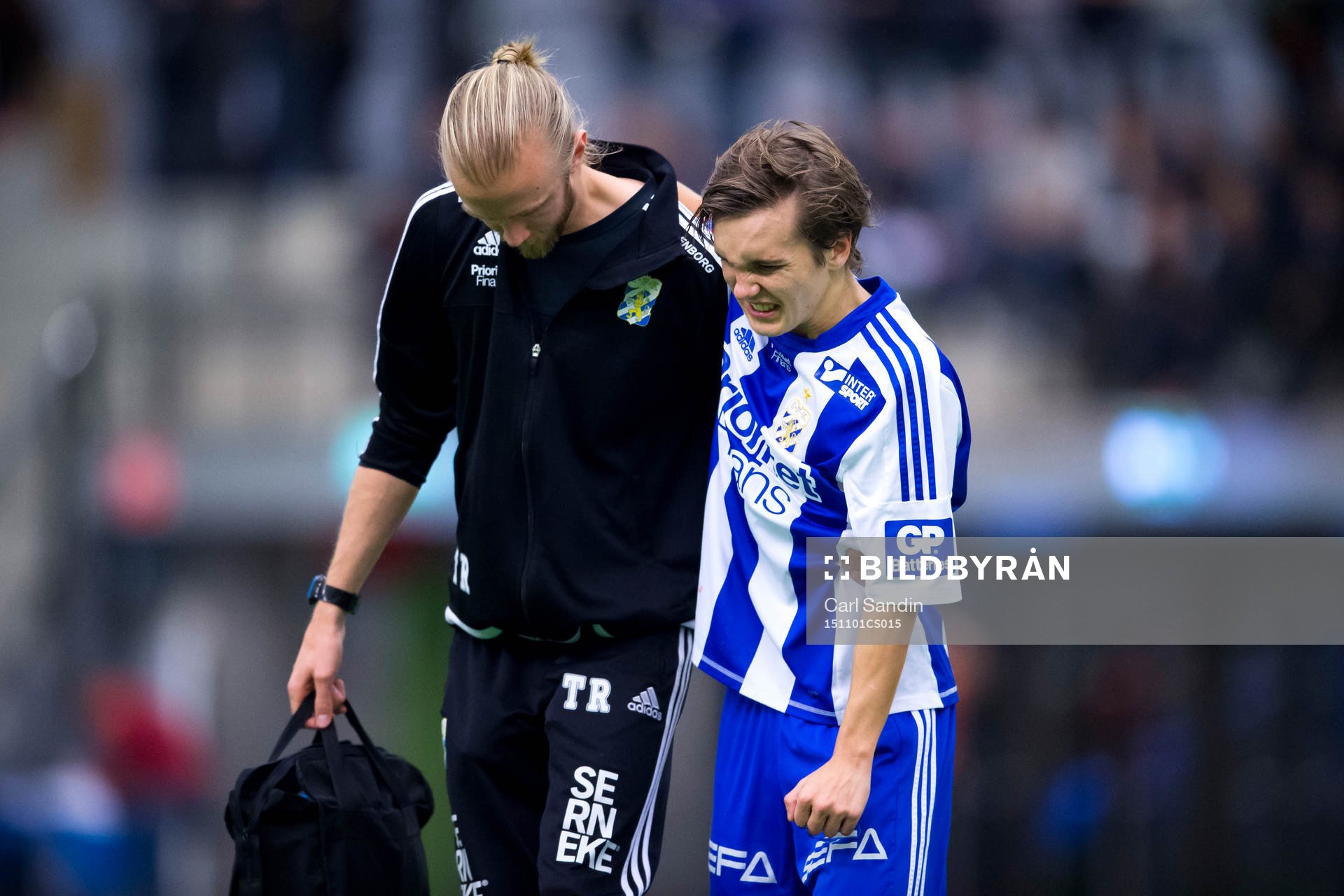IFK Göteborgs Patrik Karlsson Lagemyr går av planen skadad