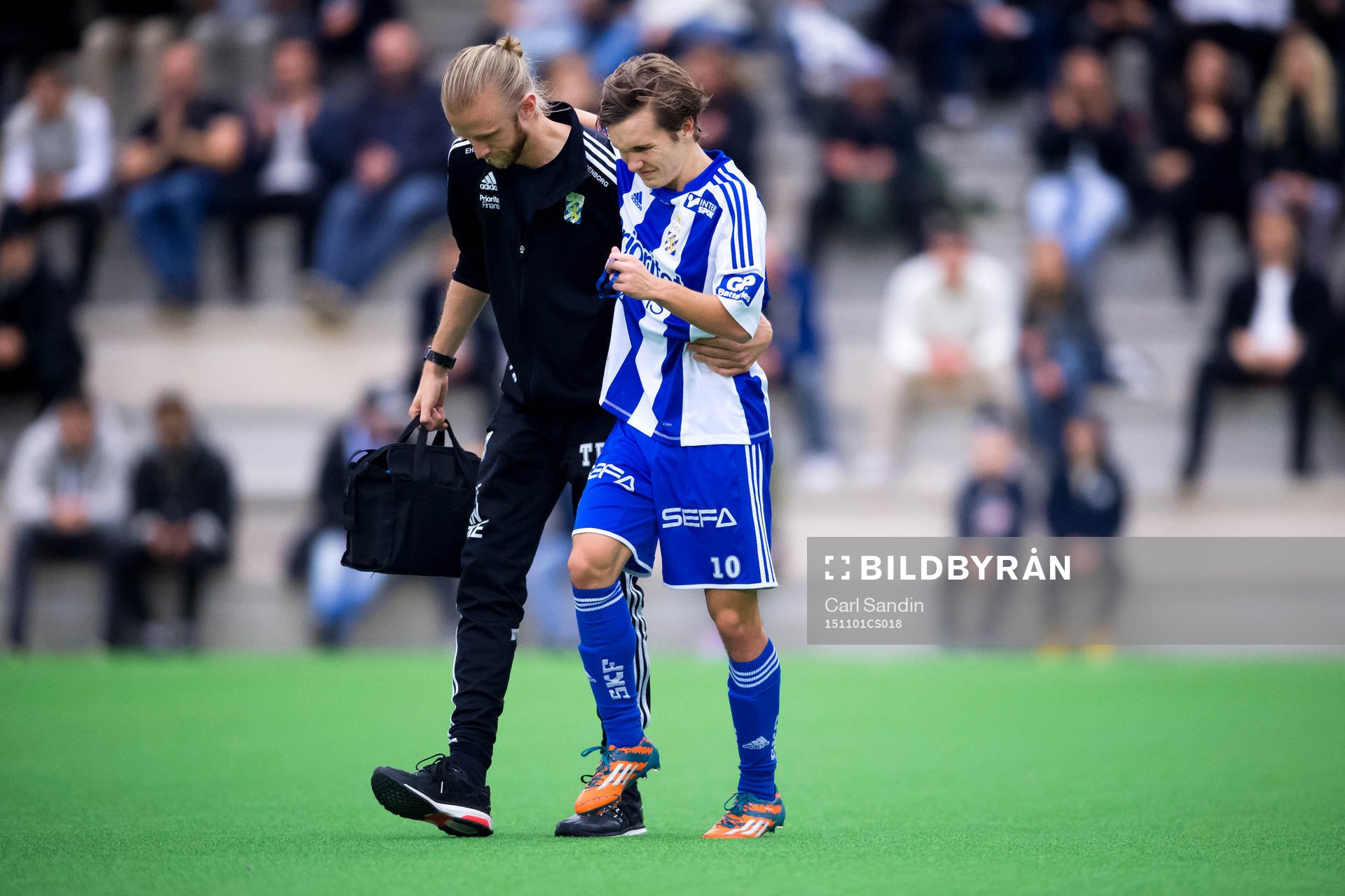 IFK Göteborgs Patrik Karlsson Lagemyr går av planen skadad