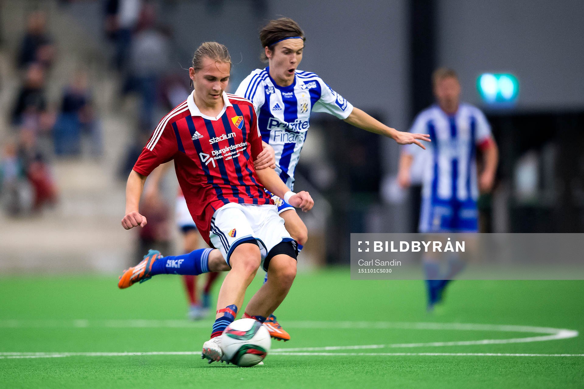 Djurgårdens Gabriel Beckman i kamp om bollen med IFK