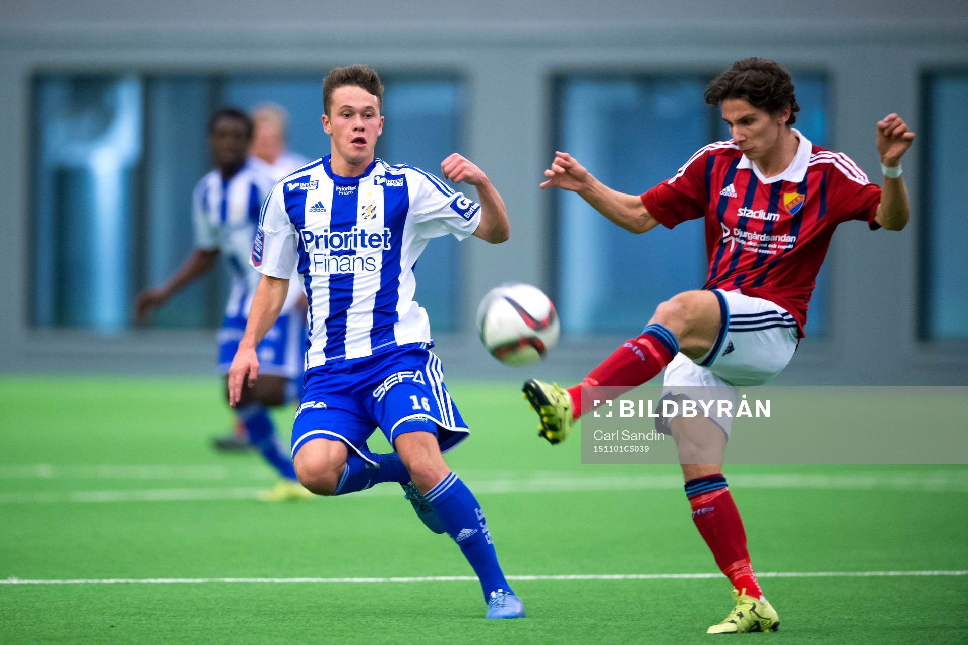 IFK Göteborgs Andreas Öhman och Djurgårdens Ludvig Brandimarti under finalen i U19-allsvenskan i fotboll mellan IFK Göteborg och Djurgården den 1 november 2015 i Göteborg.