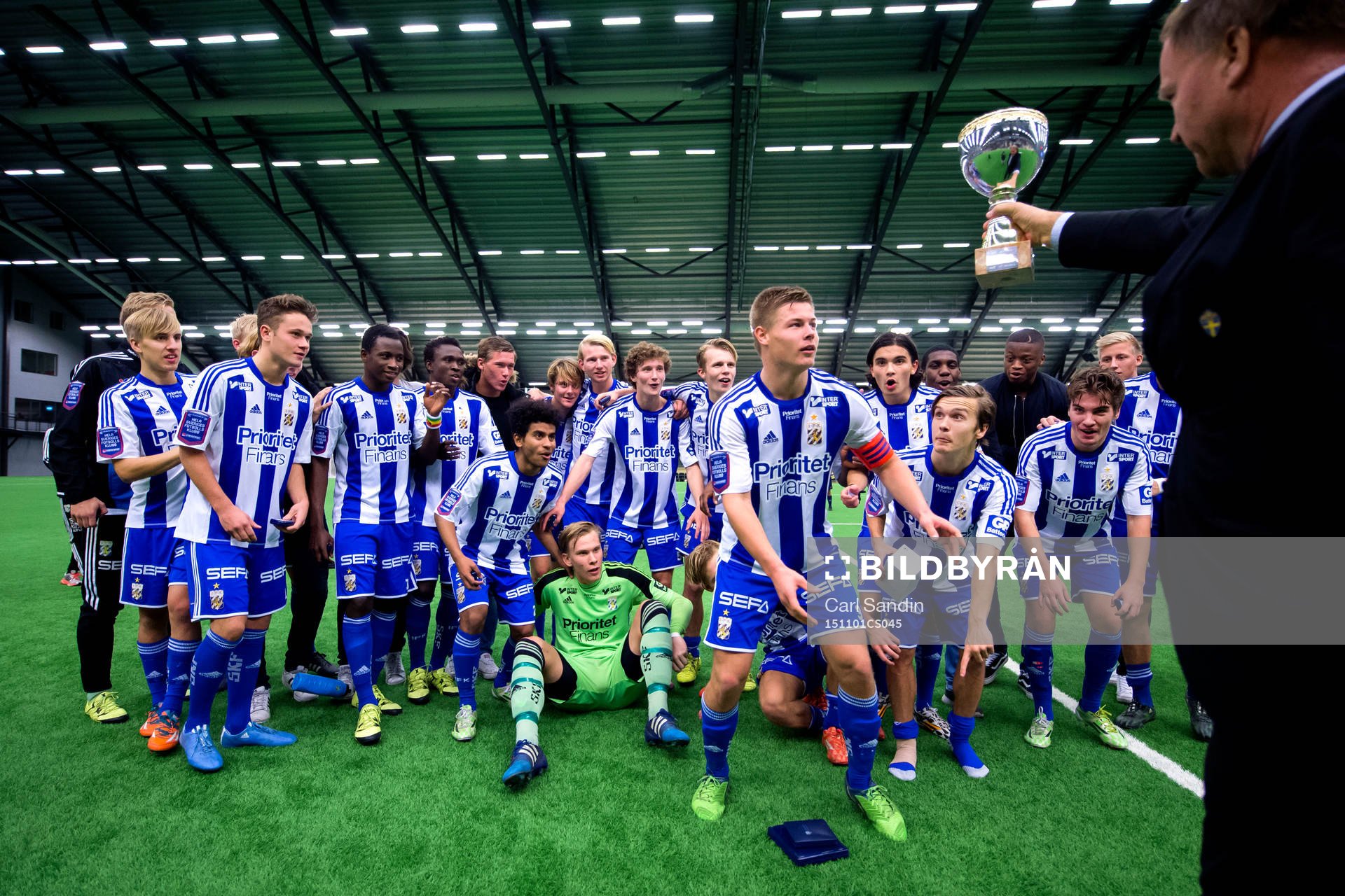 IFK Göteborgs spelare tar emot pokalen