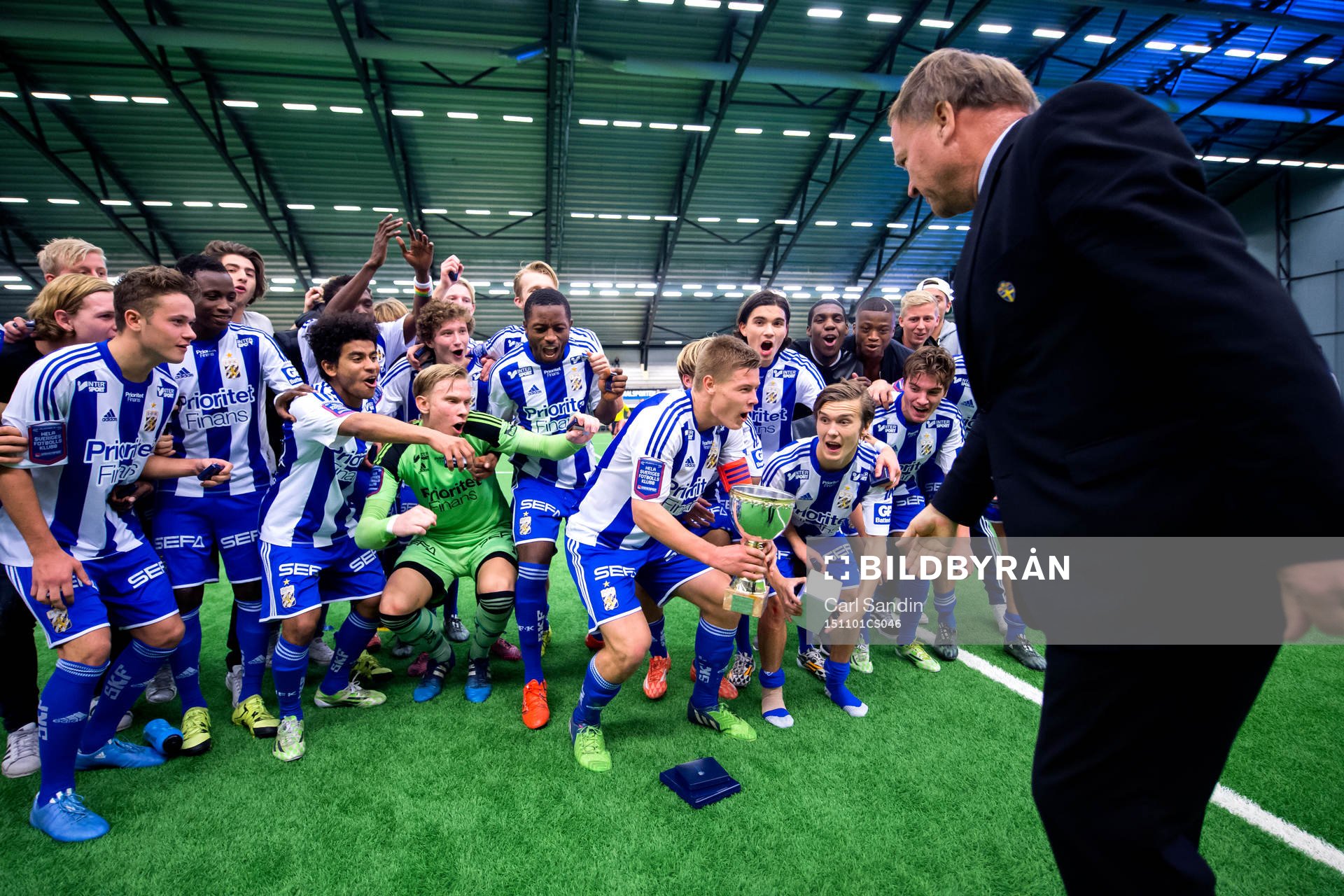 IFK Göteborgs spelare tar emot pokalen