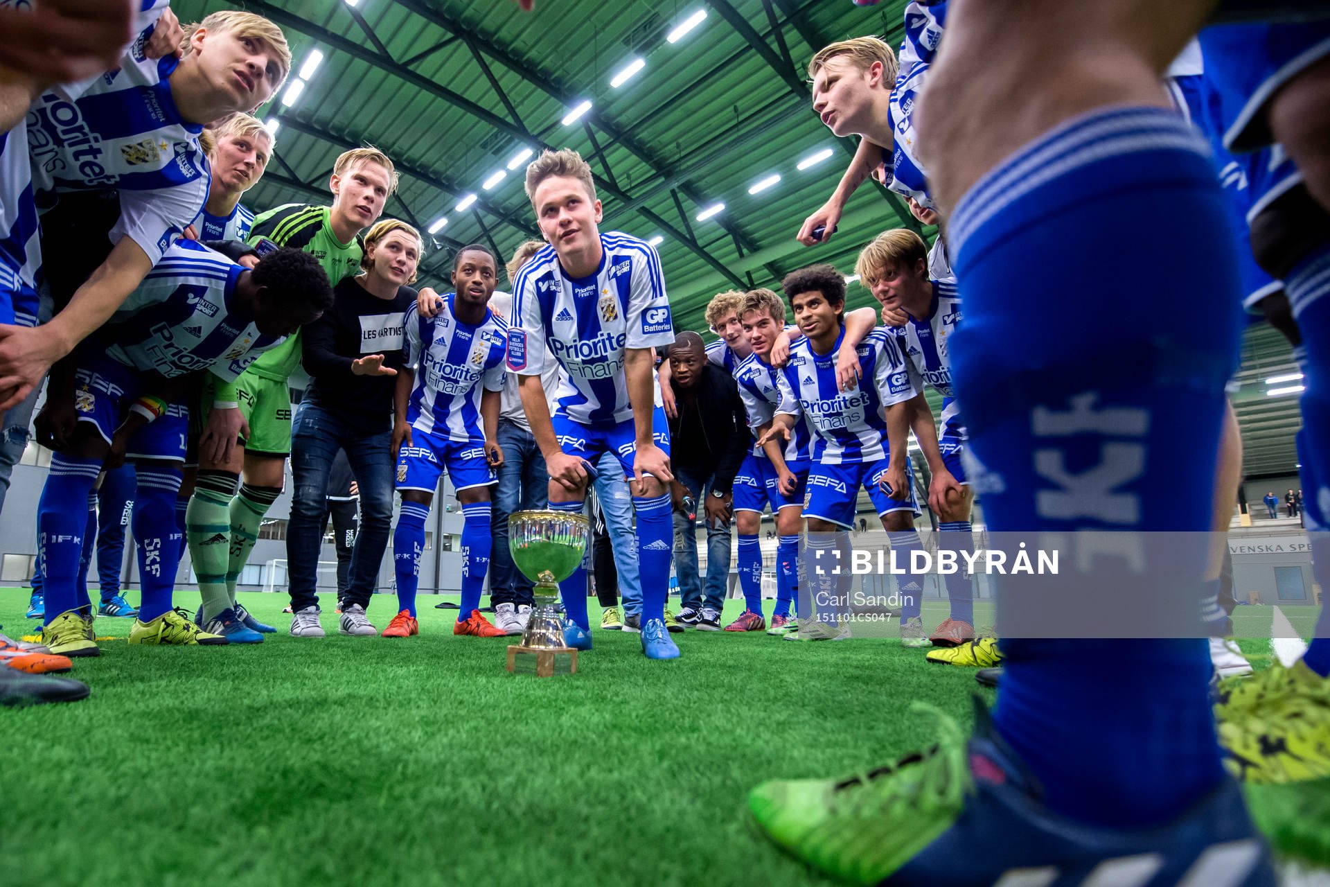 IFK Göteborgs spelare med pokalen efter finalen i U19-allsvenskan i fotboll mellan IFK Göteborg och Djurgården den 1 november 2015 i Göteborg.