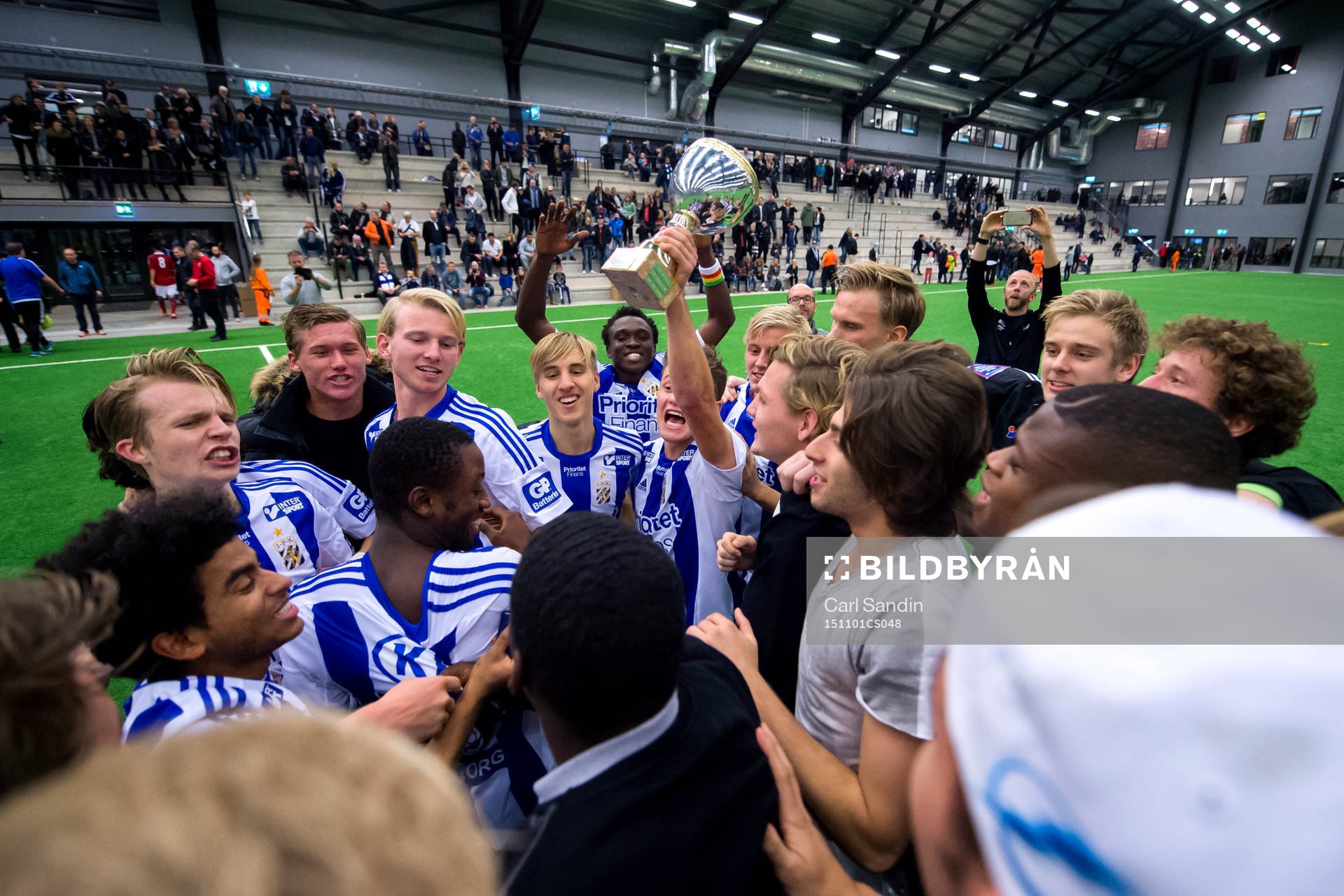 IFK Göteborgs spelare jublar med pokalen