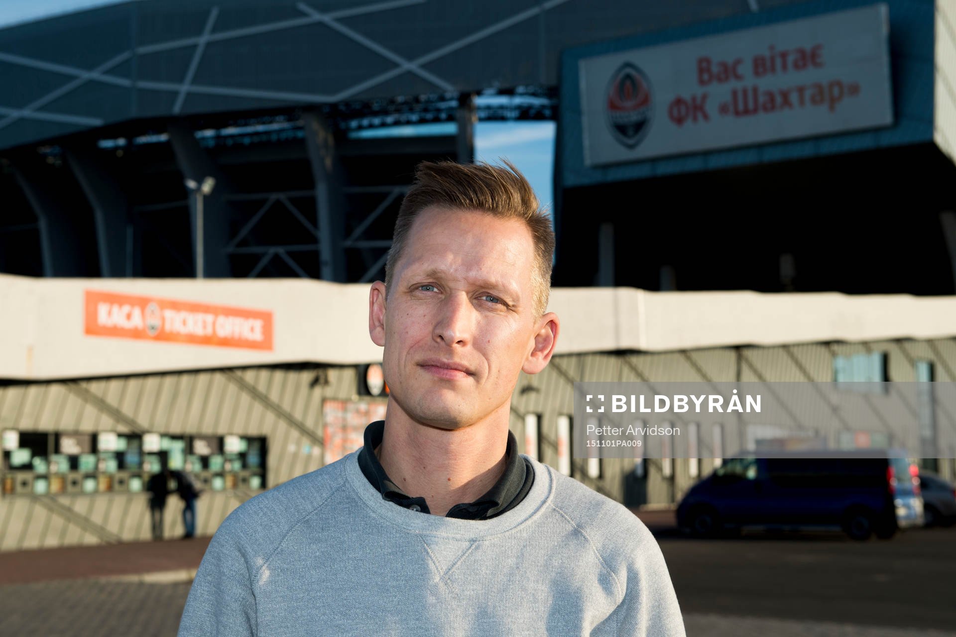 Bylinebild, Niklas Wihlborg reporter på Sydsvenskan på plats utanför Arena Lviv inför Champions League den 1 november 2015 i Lviv.