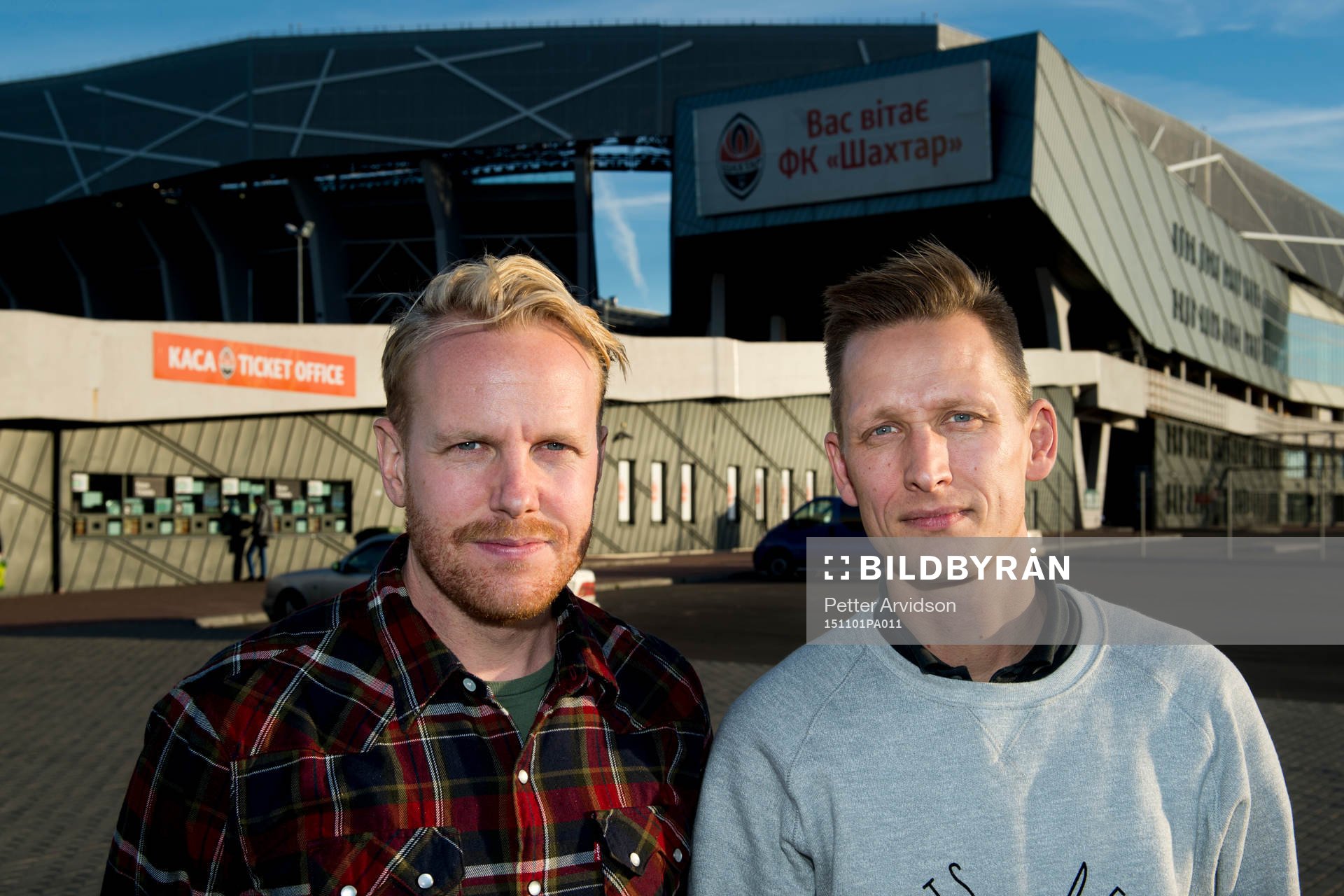 Bylinebild, Fredrik Lindstrand och Niklas Wihlborg reportrar på Sydsvenskan på plats utanför Arena Lviv inför Champions League den 1 november 2015 i Lviv.