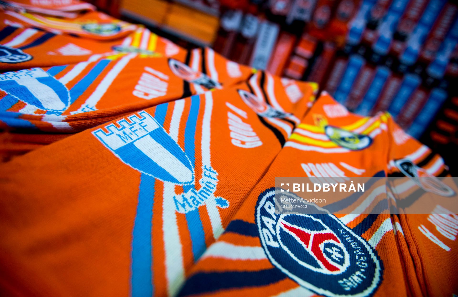 Halsdukar säljs i Shakhtar Donetsks souvenirbutik