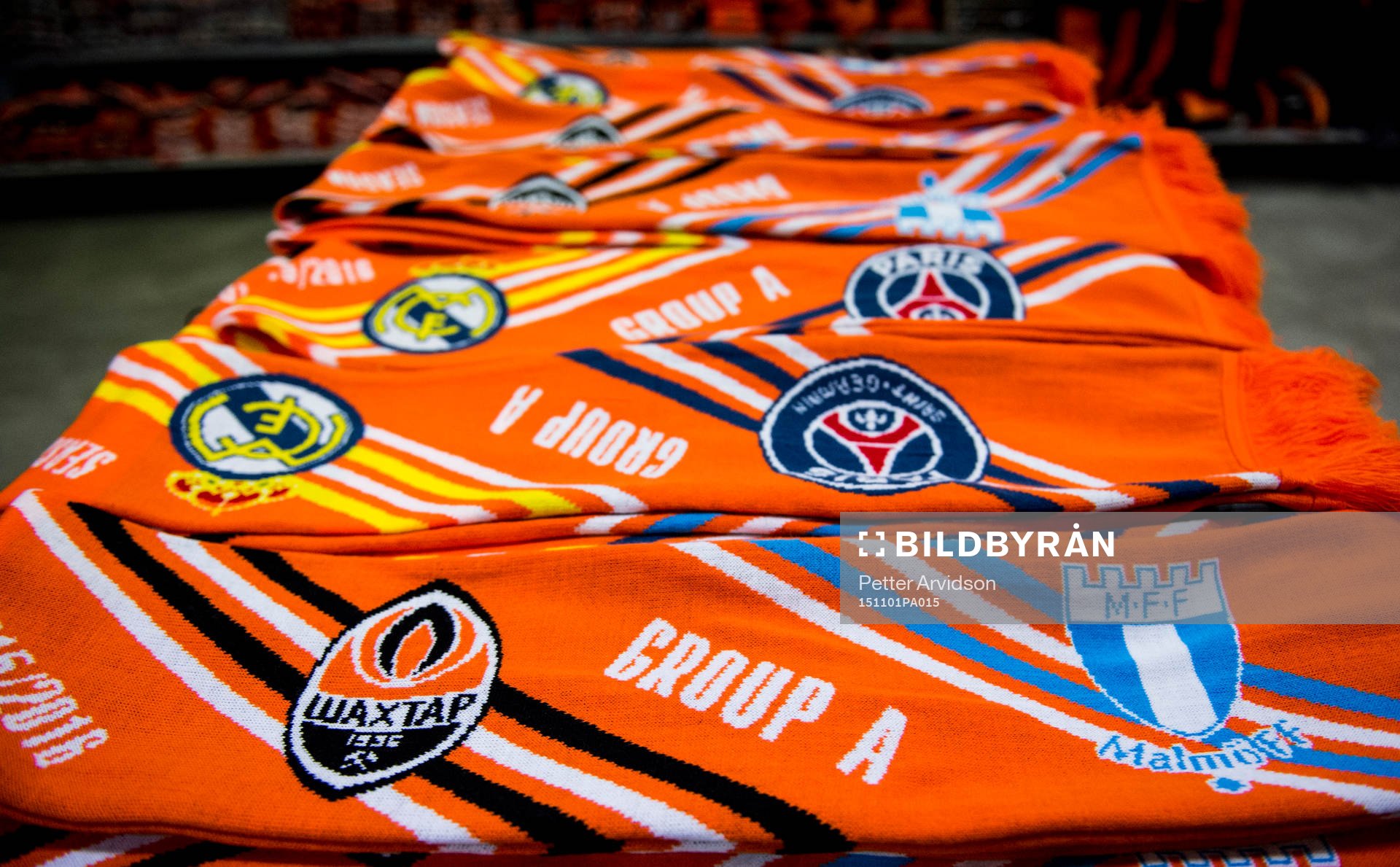 Halsdukar säljs i Shakhtar Donetsks souvenirbutik