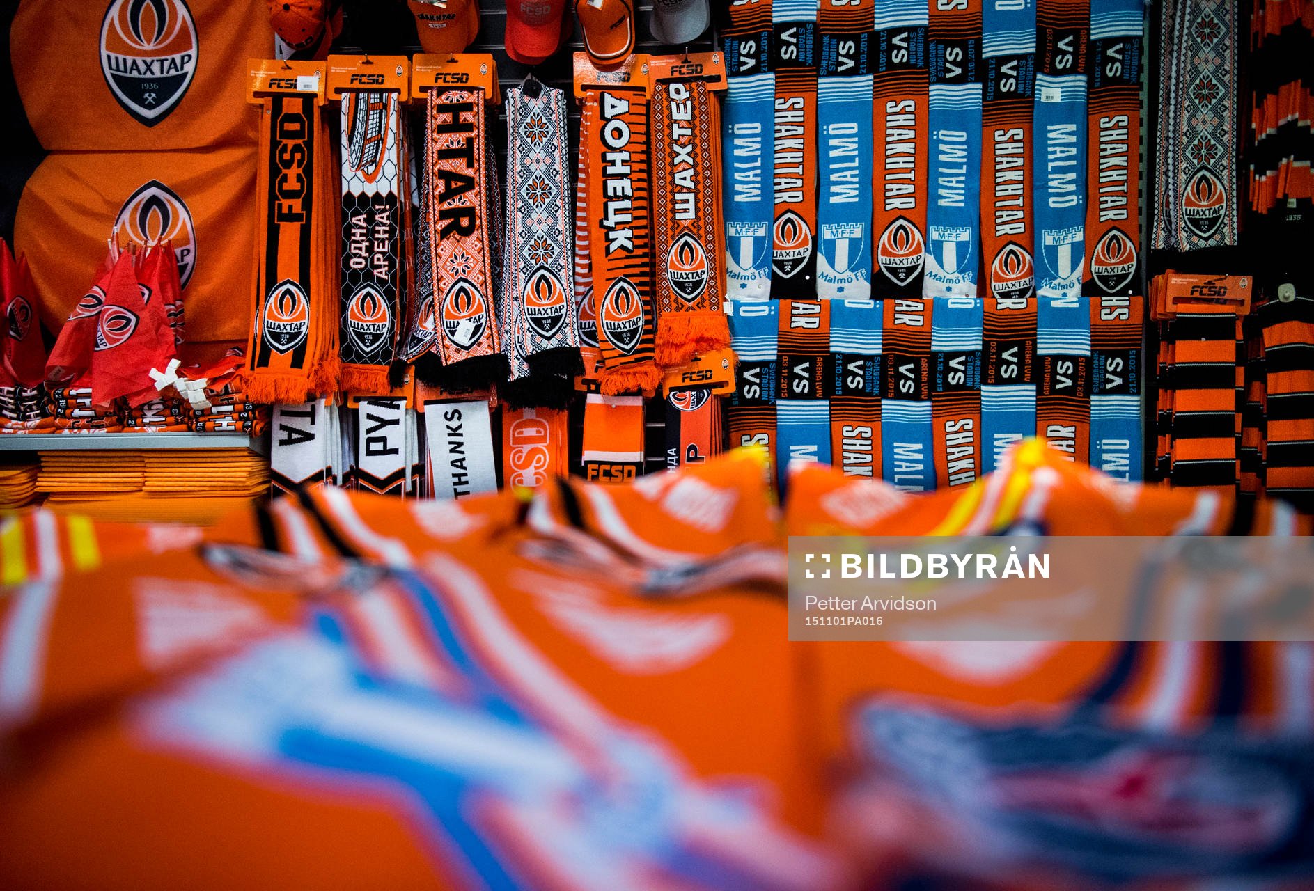 Halsdukar säljs i Shakhtar Donetsks souvenirbutik