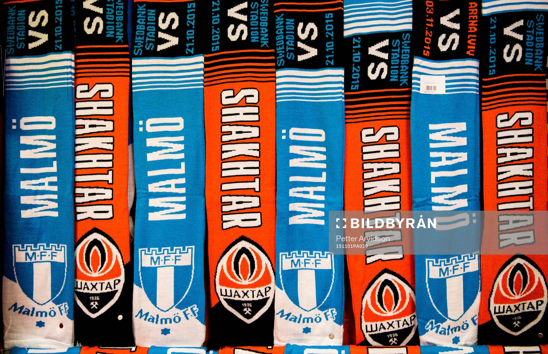 Halsdukar säljs i Shakhtar Donetsks souvenirbutik