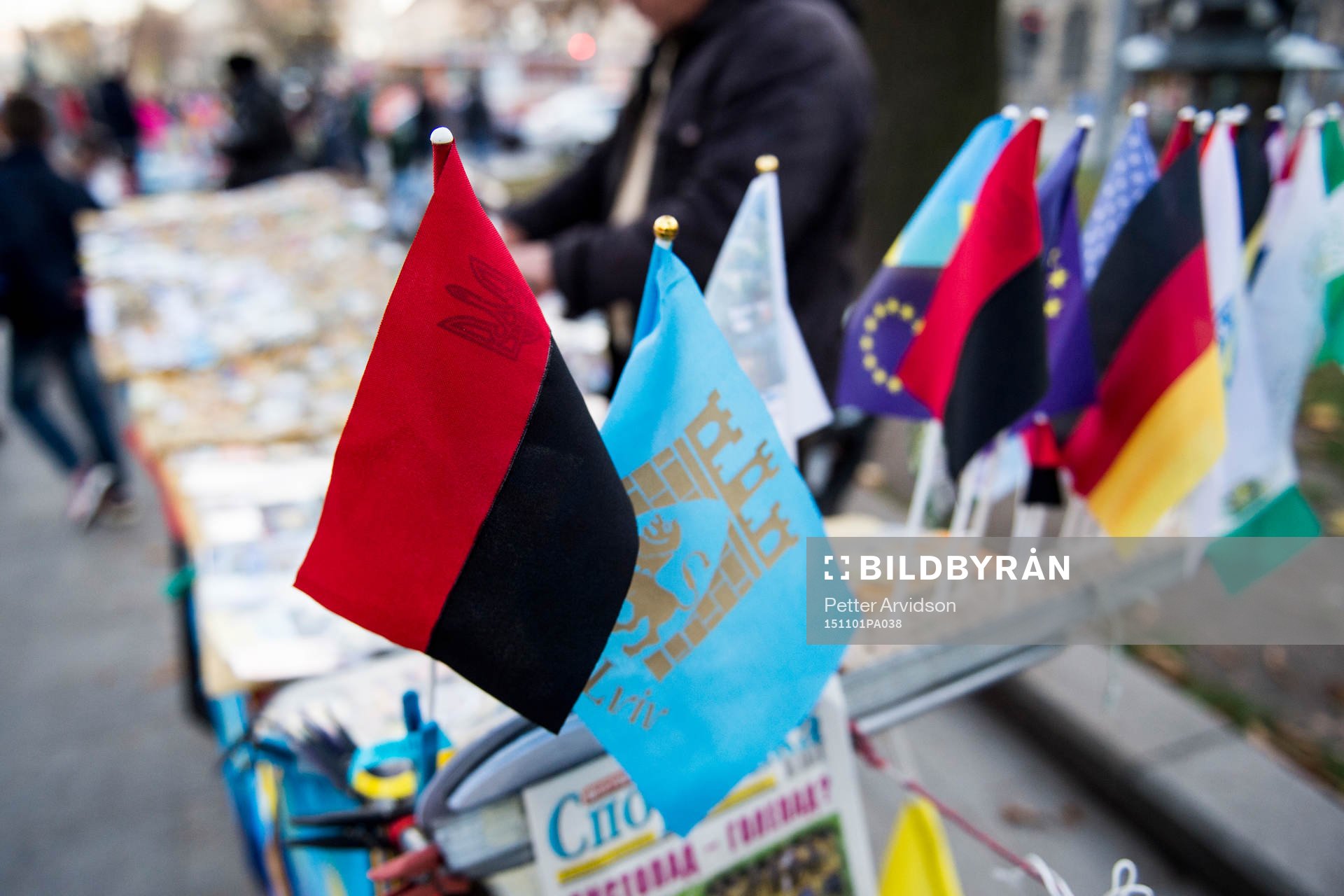 Ukrainska röd-svarta nationalist flaggan säljs