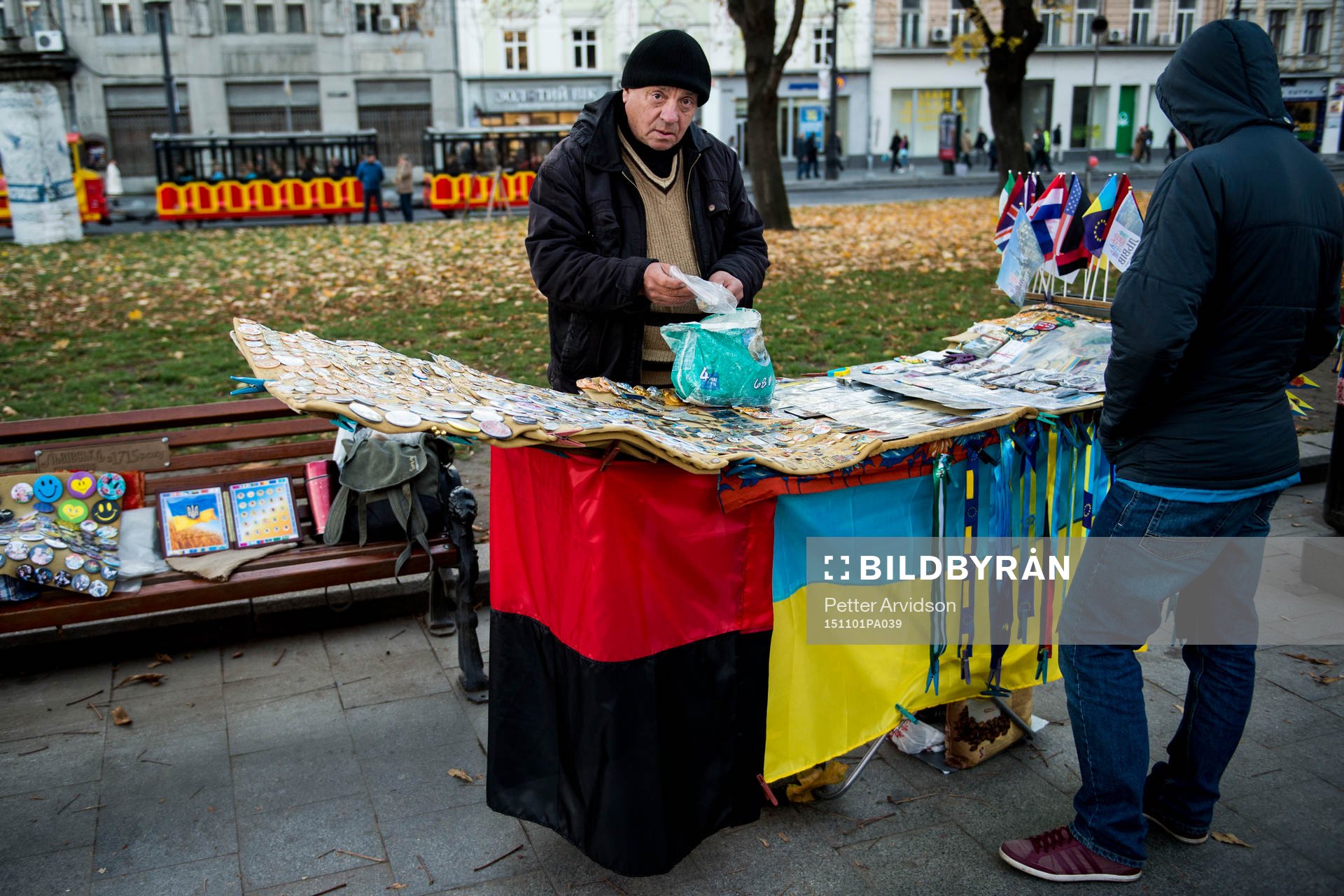 Ukrainska röd-svarta nationalist flaggan på en marknad en
