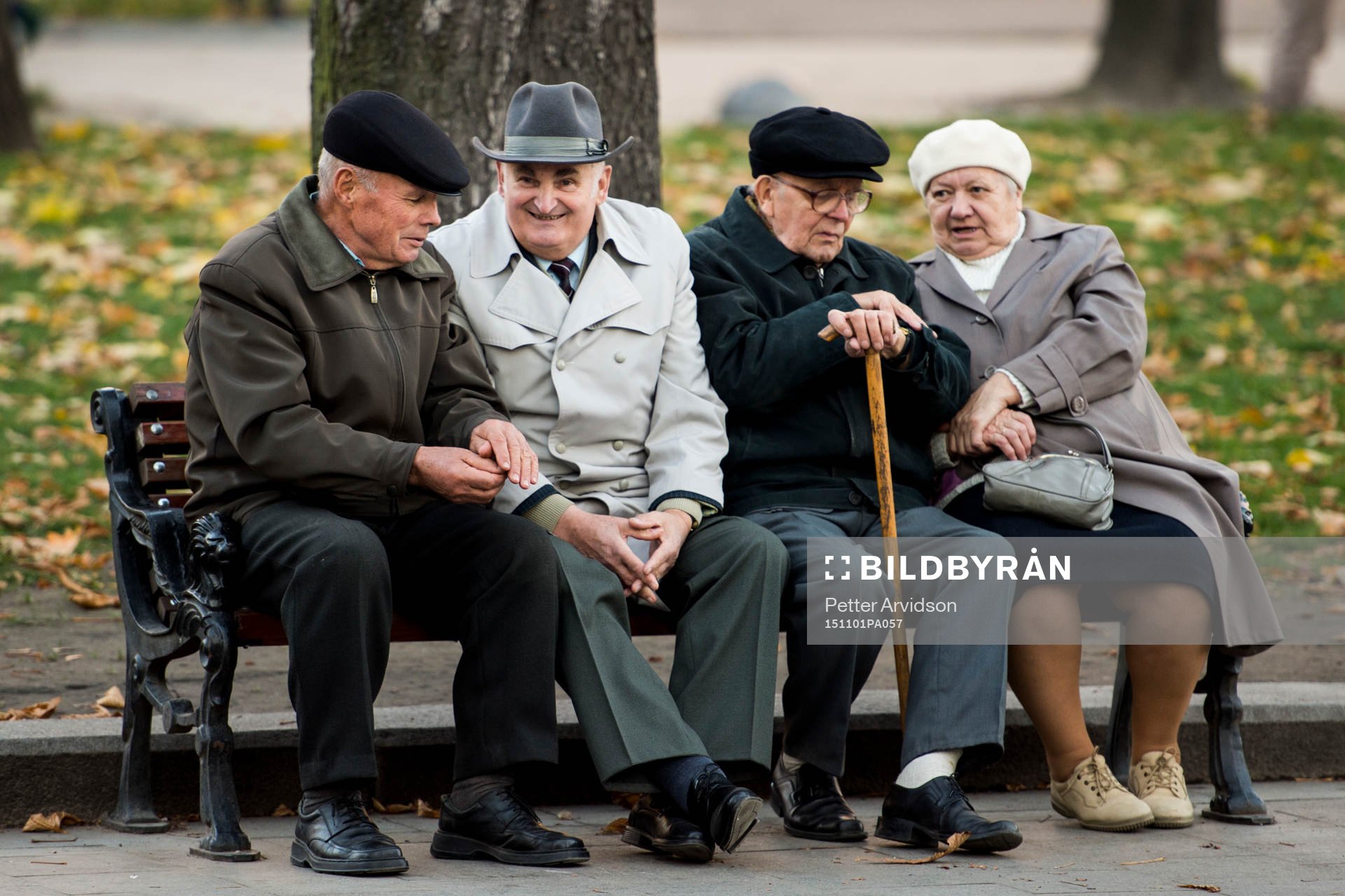 Ukrainsk befolkning sitter på en parkbänk en