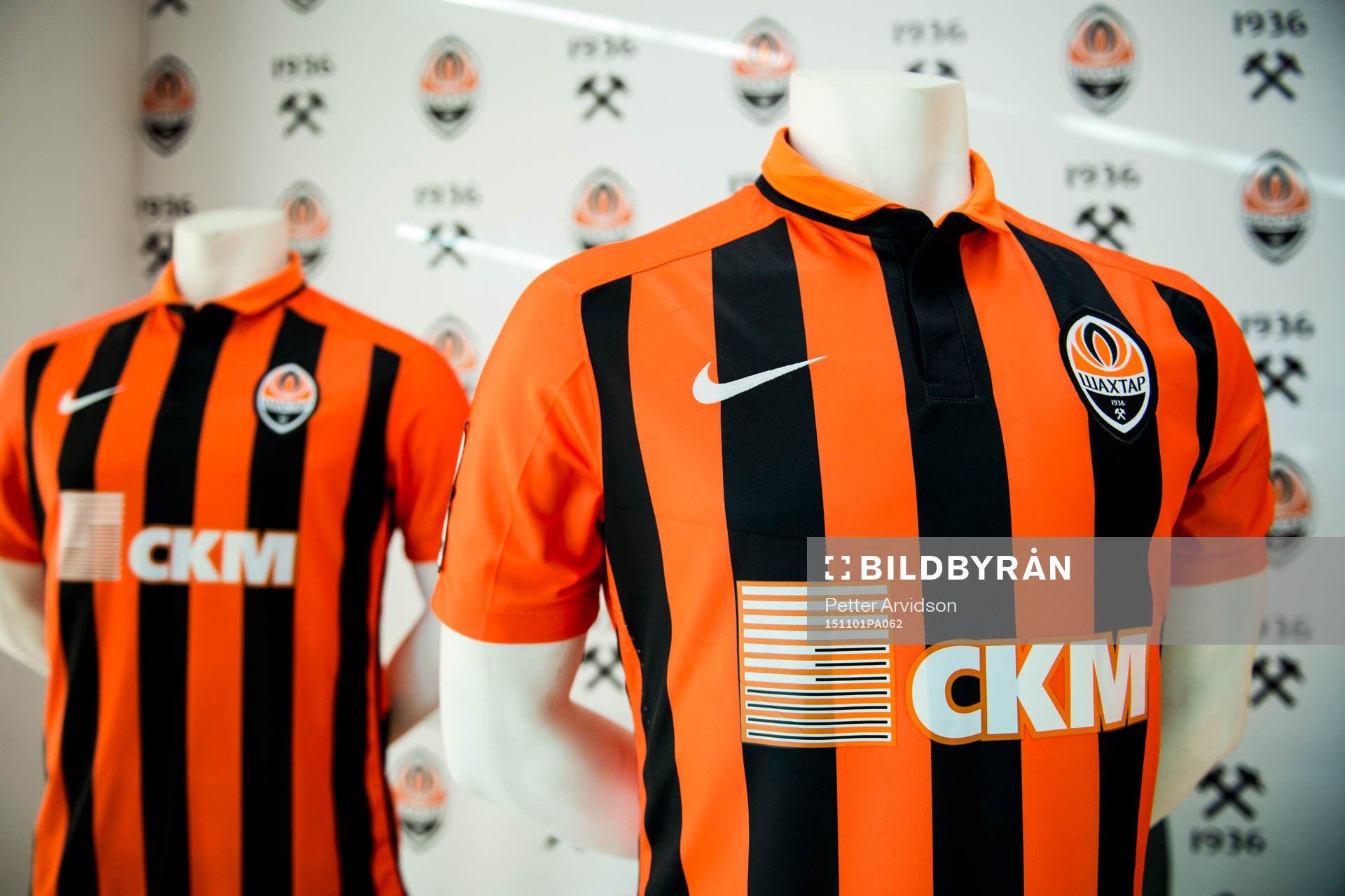 Matchtröjor till salu i Shakhtar Donetsk souvenirshop
