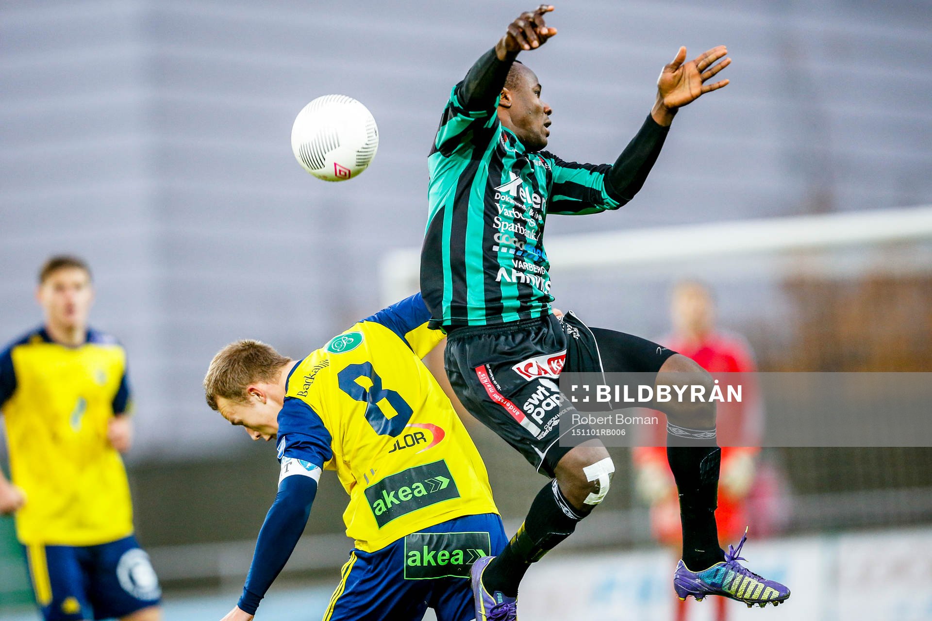 Ängelholms Christian Ljungberg och Varbergs Nsima Peter i en nickduell under fotbollsmatchen i Superettan mellan Varberg och Ängelholm den 1 november 2015 i Varberg.