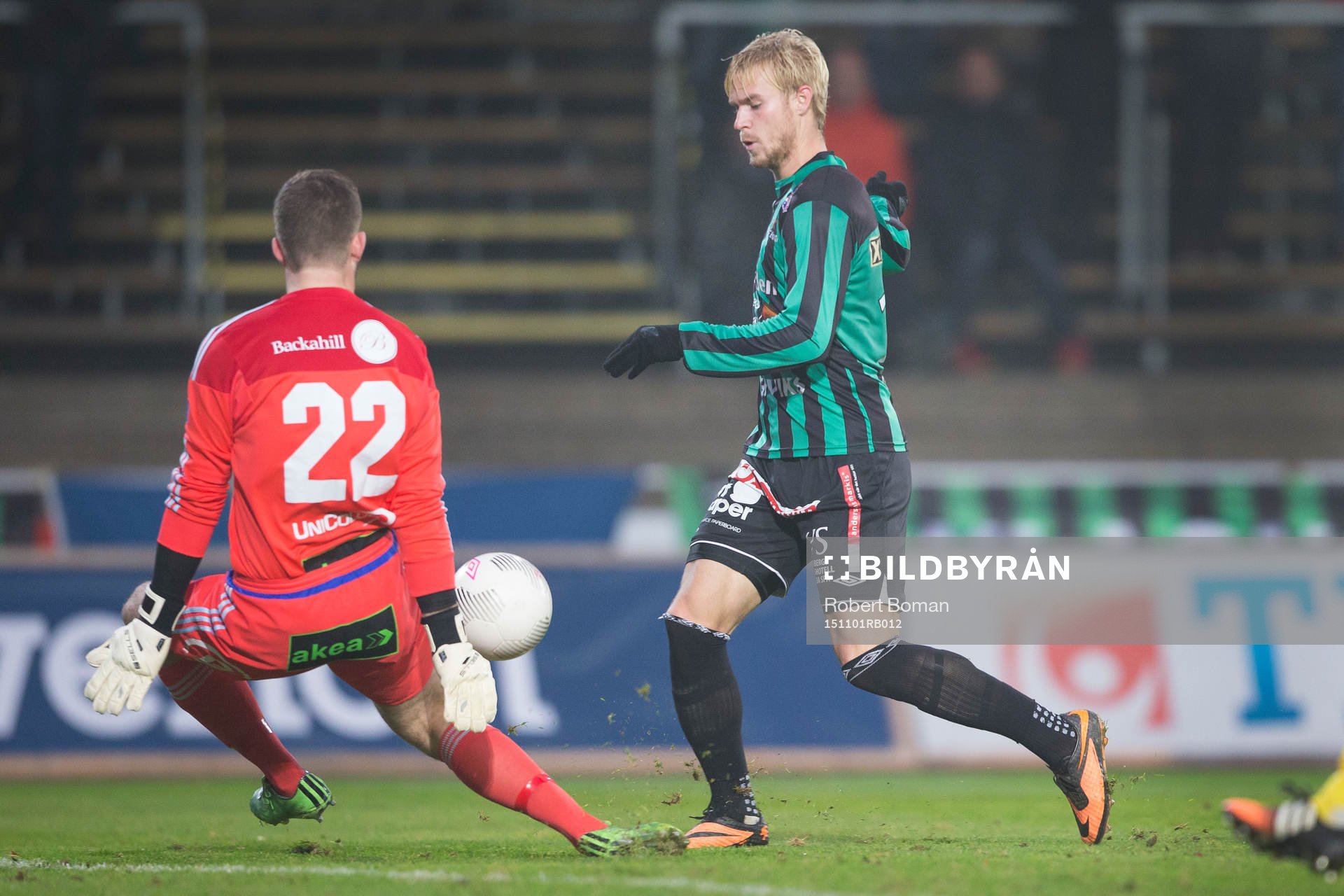 Varbergs Mats Andre Kaland och Ängelholms målvakt Carl