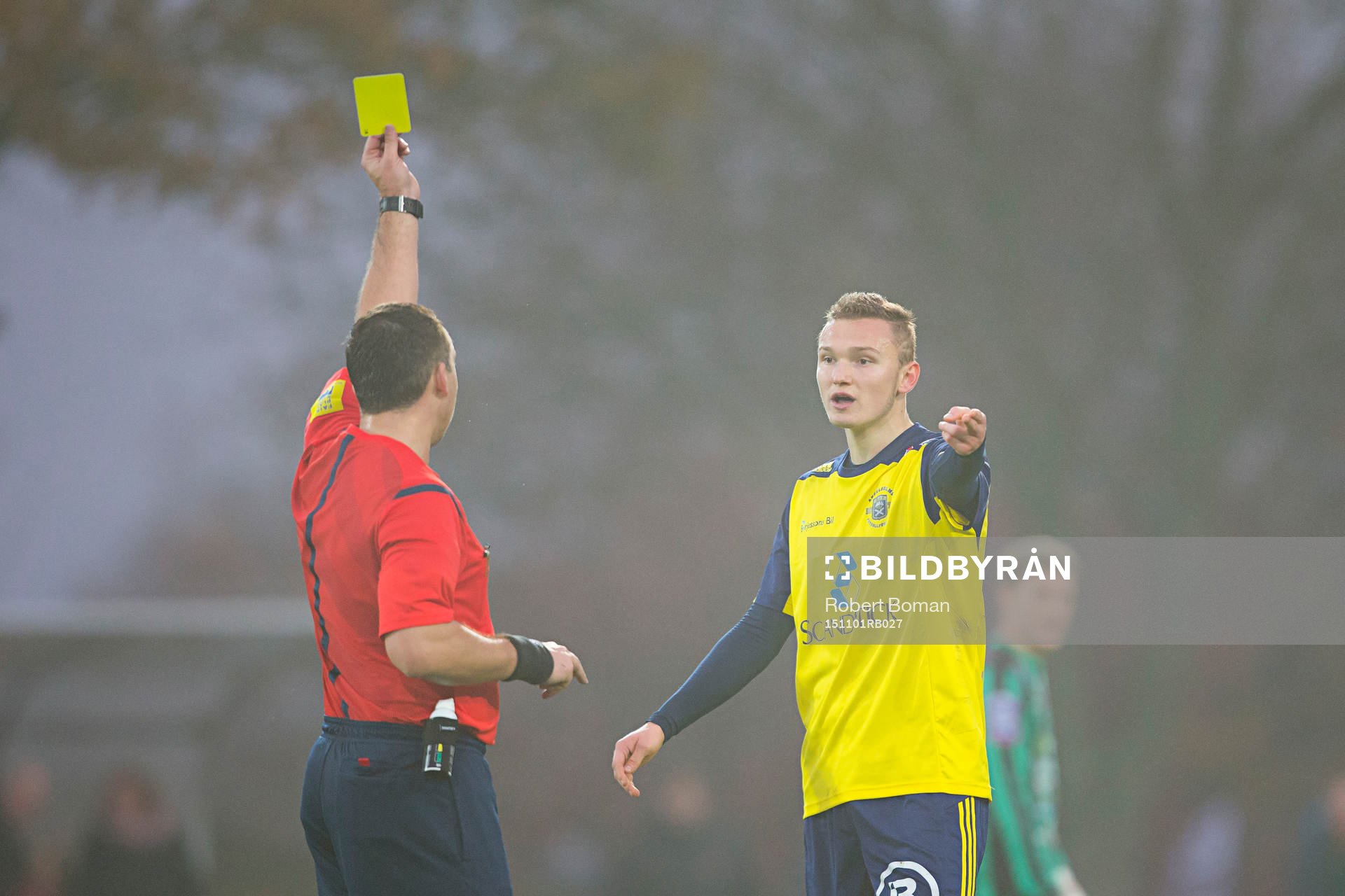Domare Dragan Banjac ger Ängelholms Robin Staff gult kort