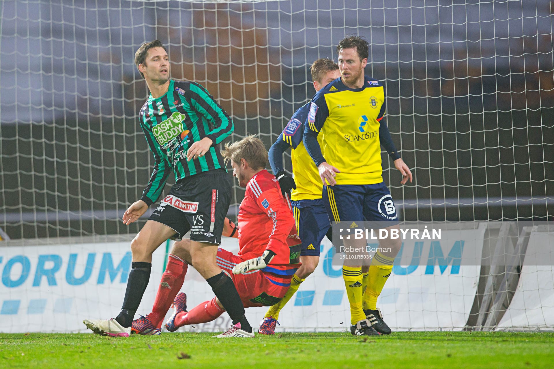 Ängelholms målvakt Oscar Berglund och Varbergs Peter