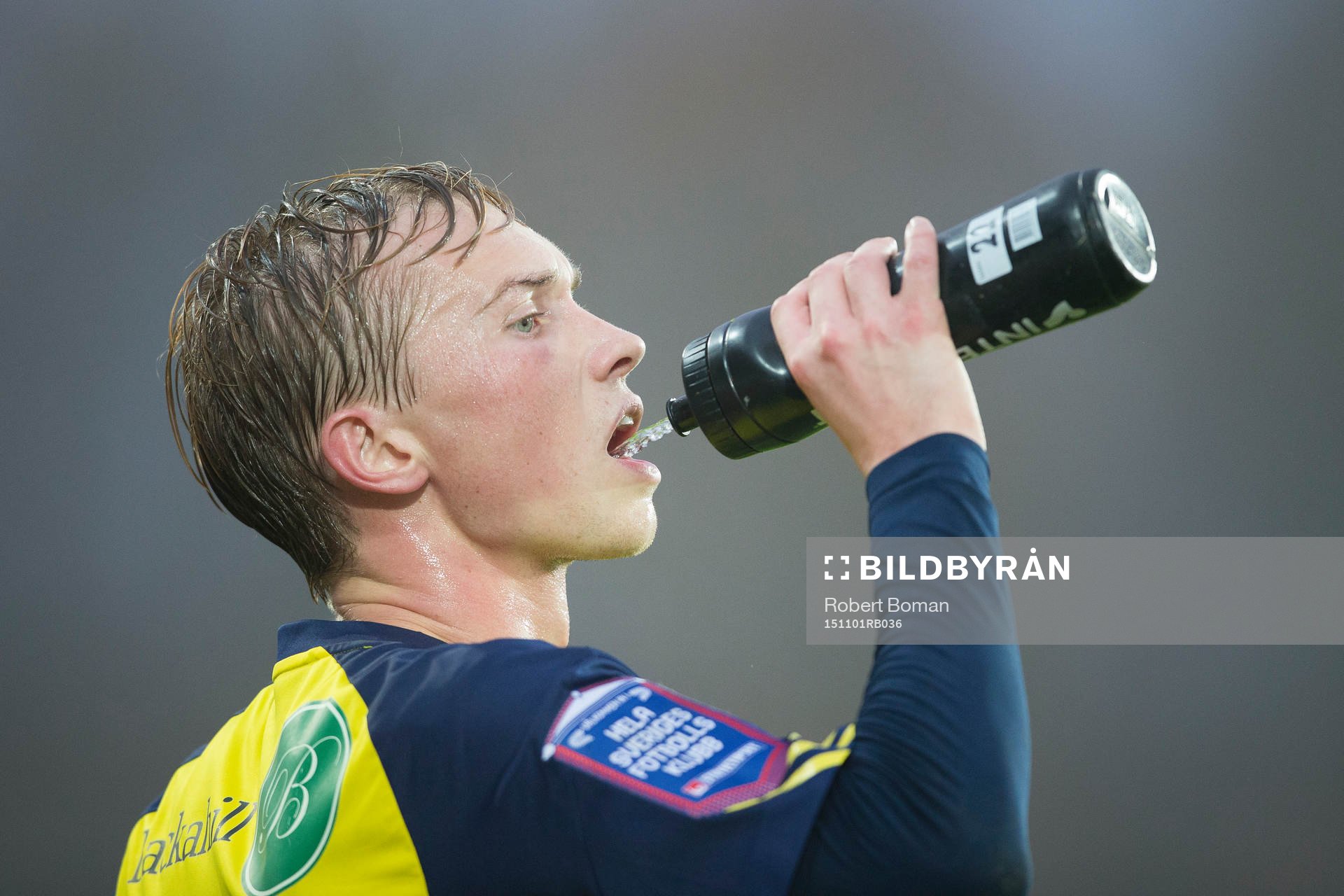 Ängelholms Albin Nilsson dricker vatten
