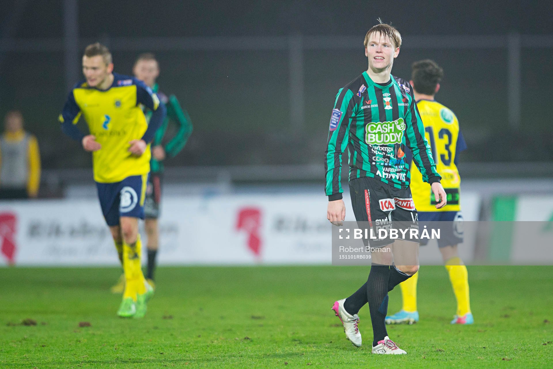 Varbergs Anton Liljebäck kliver av planen efter att ha tilldelats rött kort under fotbollsmatchen i Superettan mellan Varberg och Ängelholm den 1 november 2015 i Varberg.