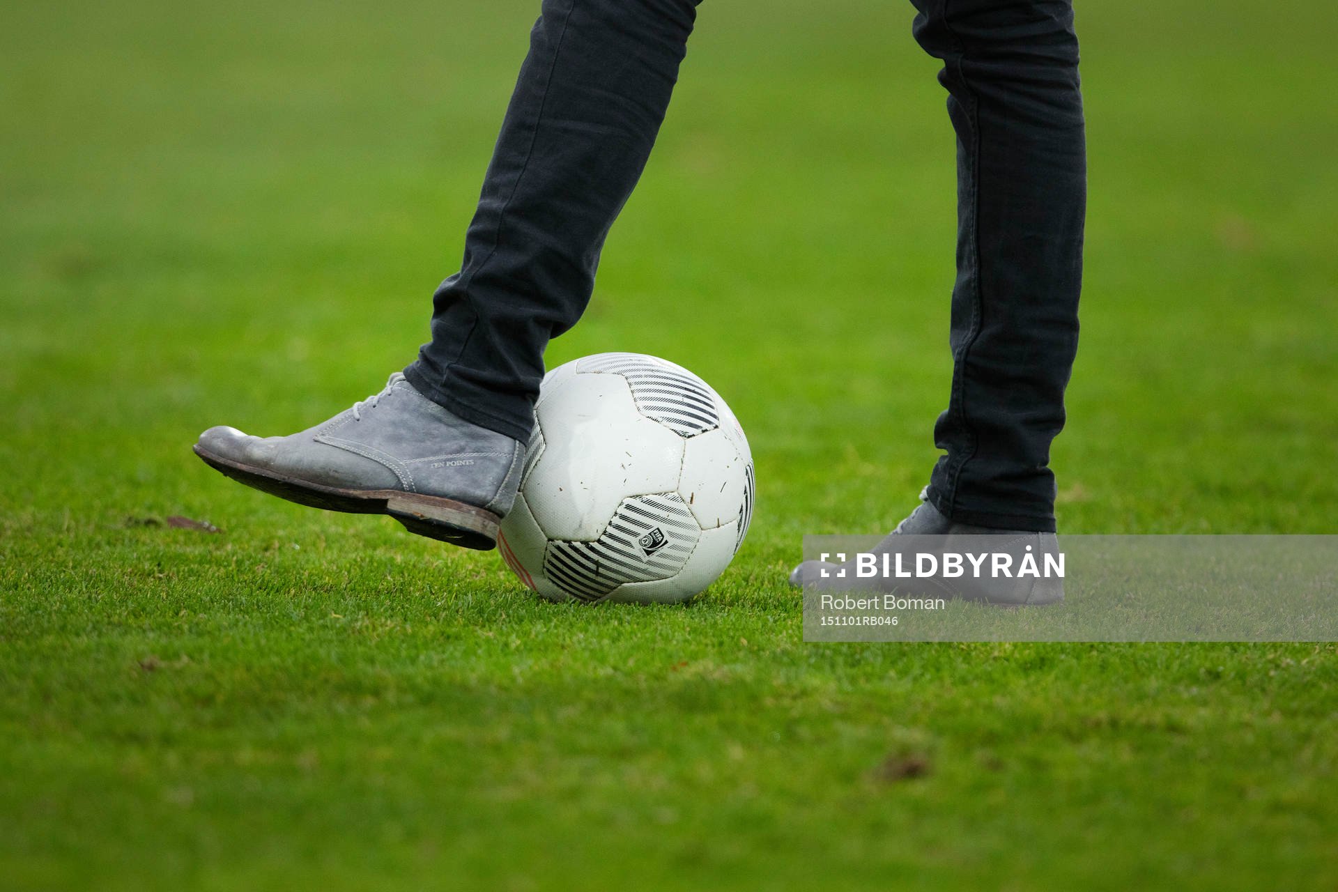 Ängelholms tränare Christian Järdler leker med bollen