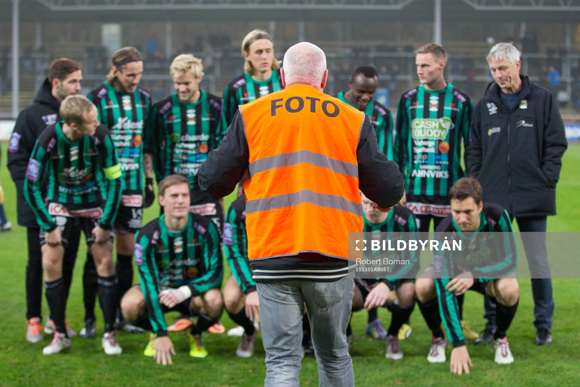 En fotograf ställer upp Varbergs spelare för en gruppbild