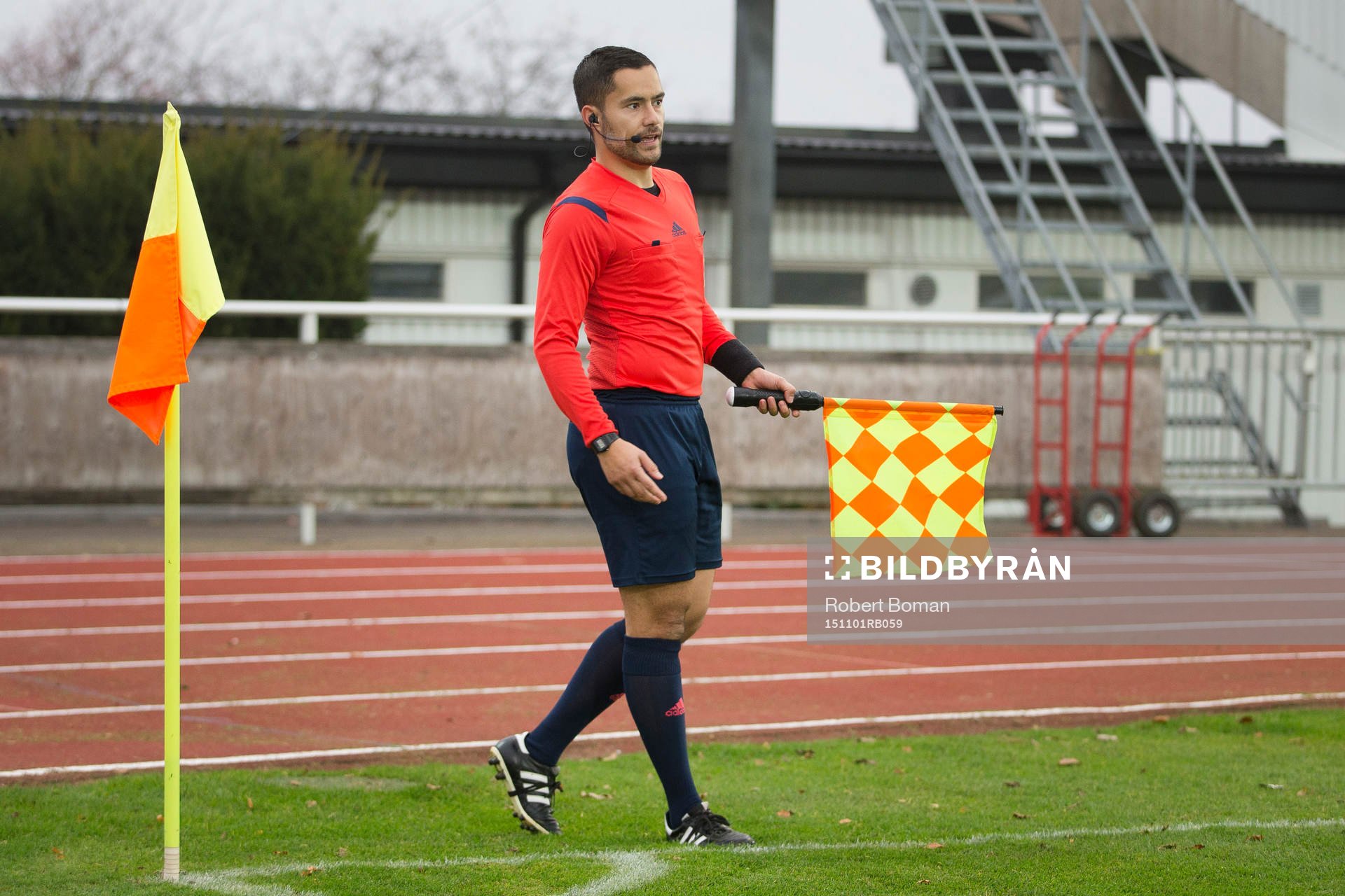 Assisterande domare Julian Poulsen Sosefo under fotbollsmatchen i Superettan mellan Varberg och Ängelholm den 1 november  2015 i Varberg.