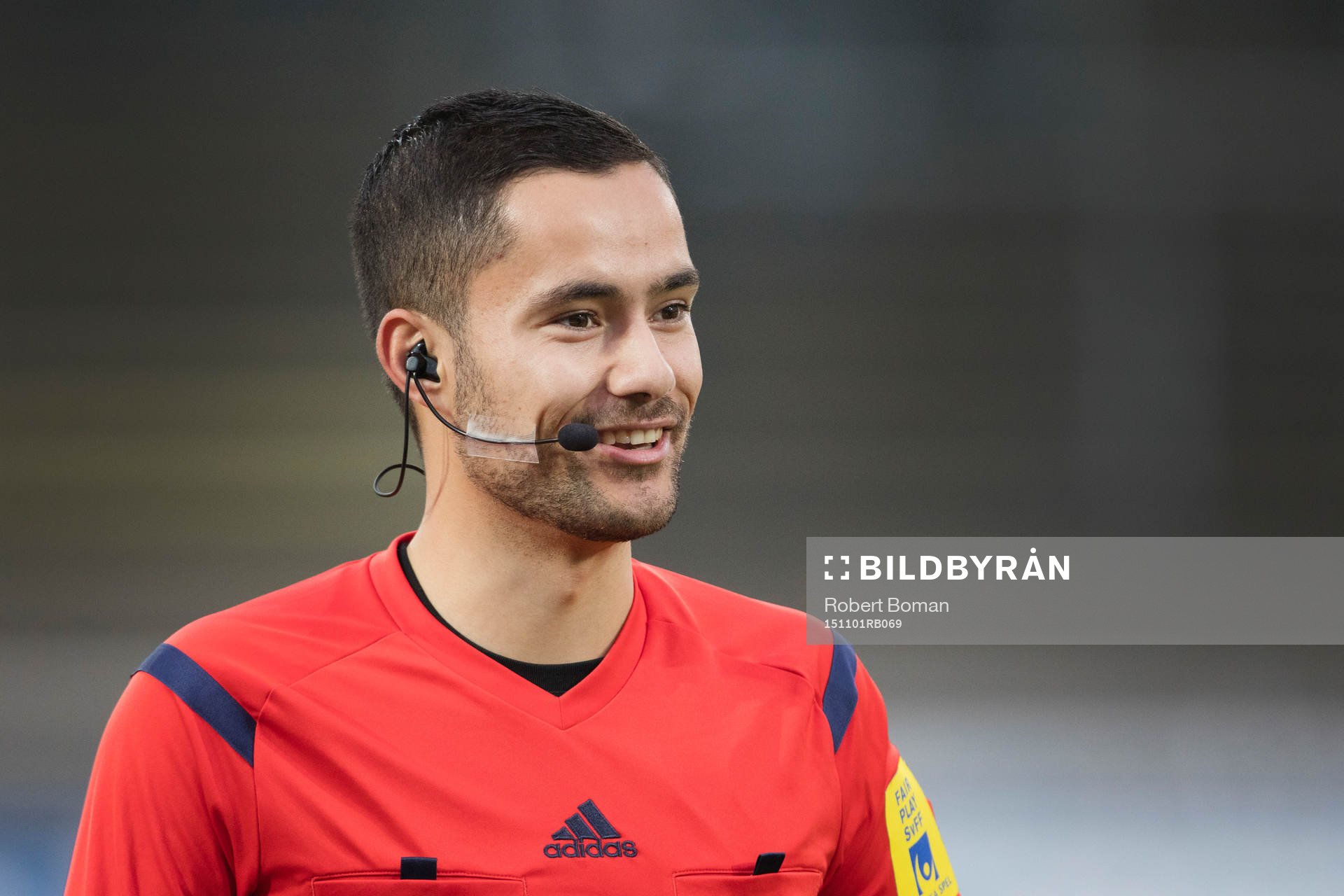 Assisterande domare Julian Poulsen Sosefo under fotbollsmatchen i Superettan mellan Varberg och Ängelholm den 1 november  2015 i Varberg.