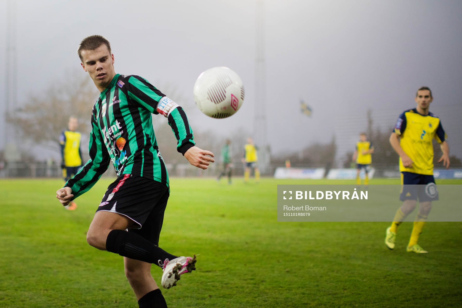 Varbergs Elias Andersson klackar bollen under fotbollsmatchen i Superettan mellan Varberg och Ängelholm den 1 november  2015 i Varberg.