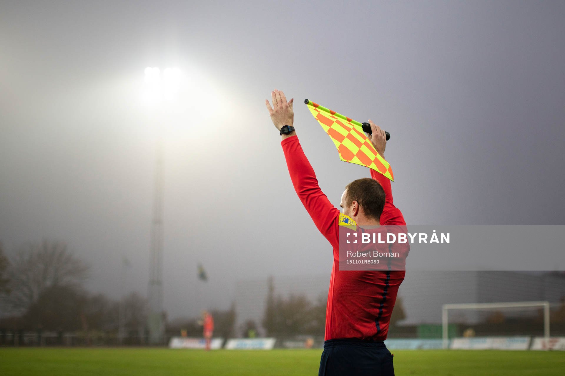Assisterande domare Pär Leek håller upp en flagga under fotbollsmatchen i Superettan mellan Varberg och Ängelholm den 1 november 2015 i Varberg.