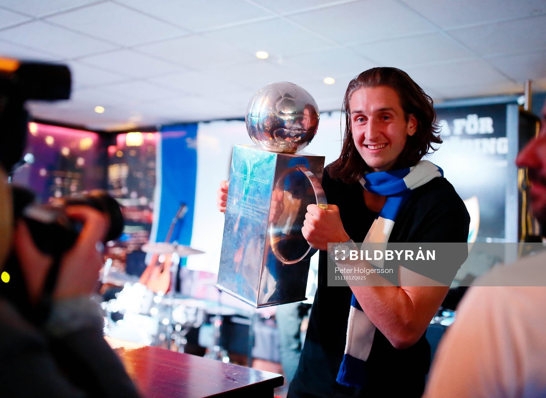 Norrköpings målvakt David Mitov Nilsson med bucklan på festen efter fotbollsmatchen i Allsvenskan mellan Malmö FF och Norrköping den 1 november 2015 i Malmö.