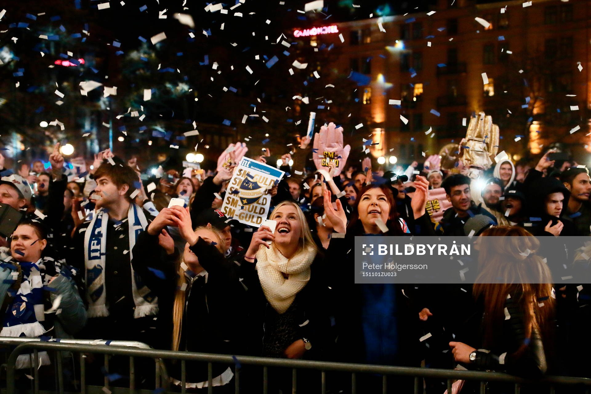 Norrköpings supporters utanför rådhuset