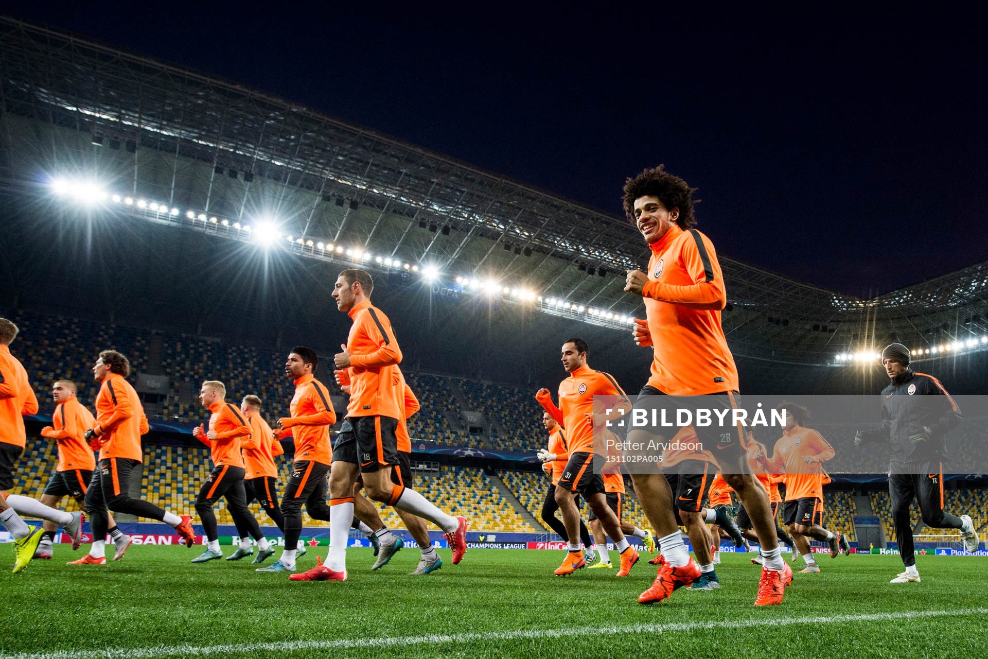 Shakhtar Donetsks spelare med Taison (th) under en träning inför fotbollsmatchen i Champions League den 2 november 2015 i Lviv.
